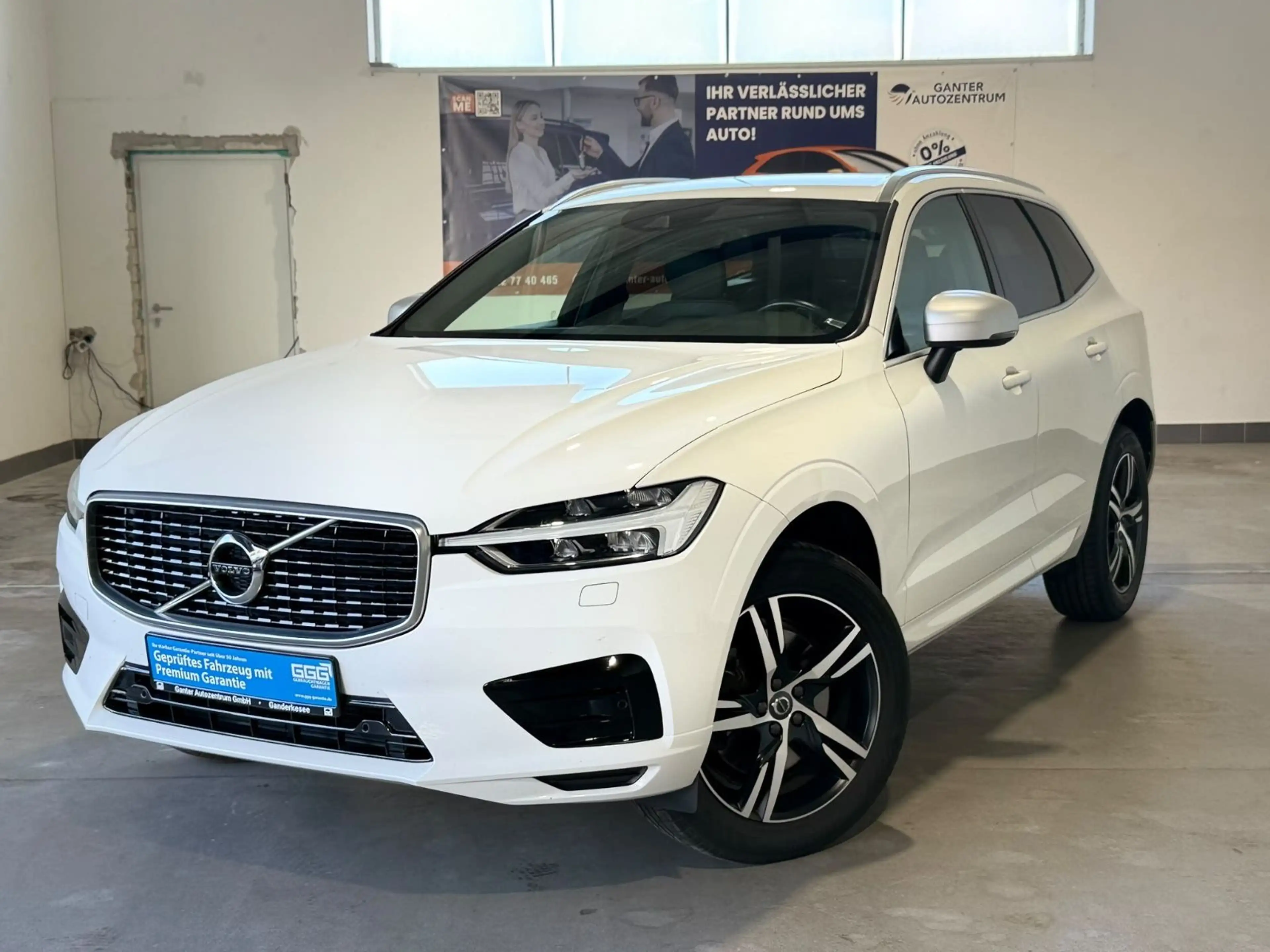 Volvo XC60 R Design AWD 2.0 AHK+NAVI+KAMERA