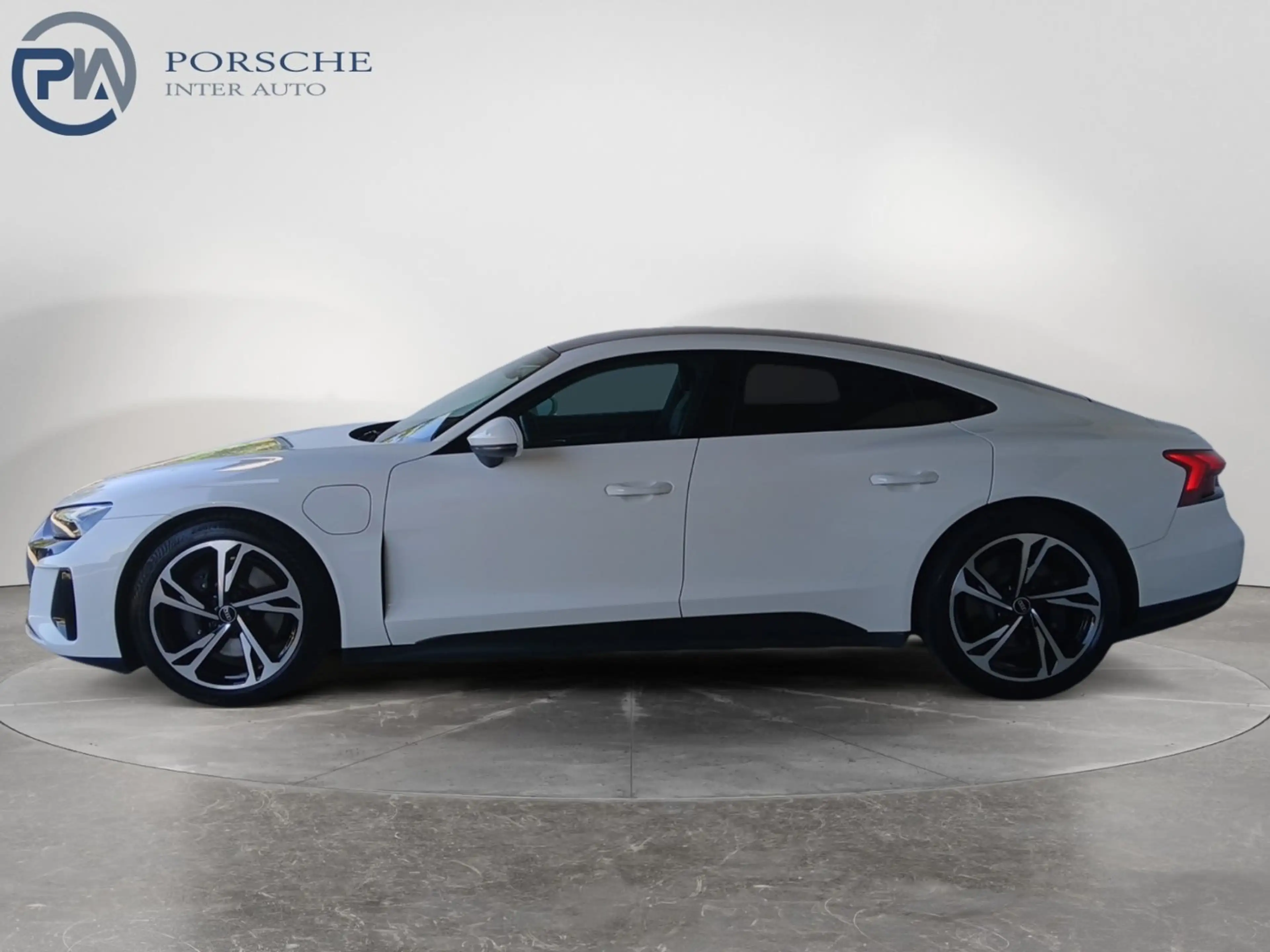 Audi e-tron GT — photo 2