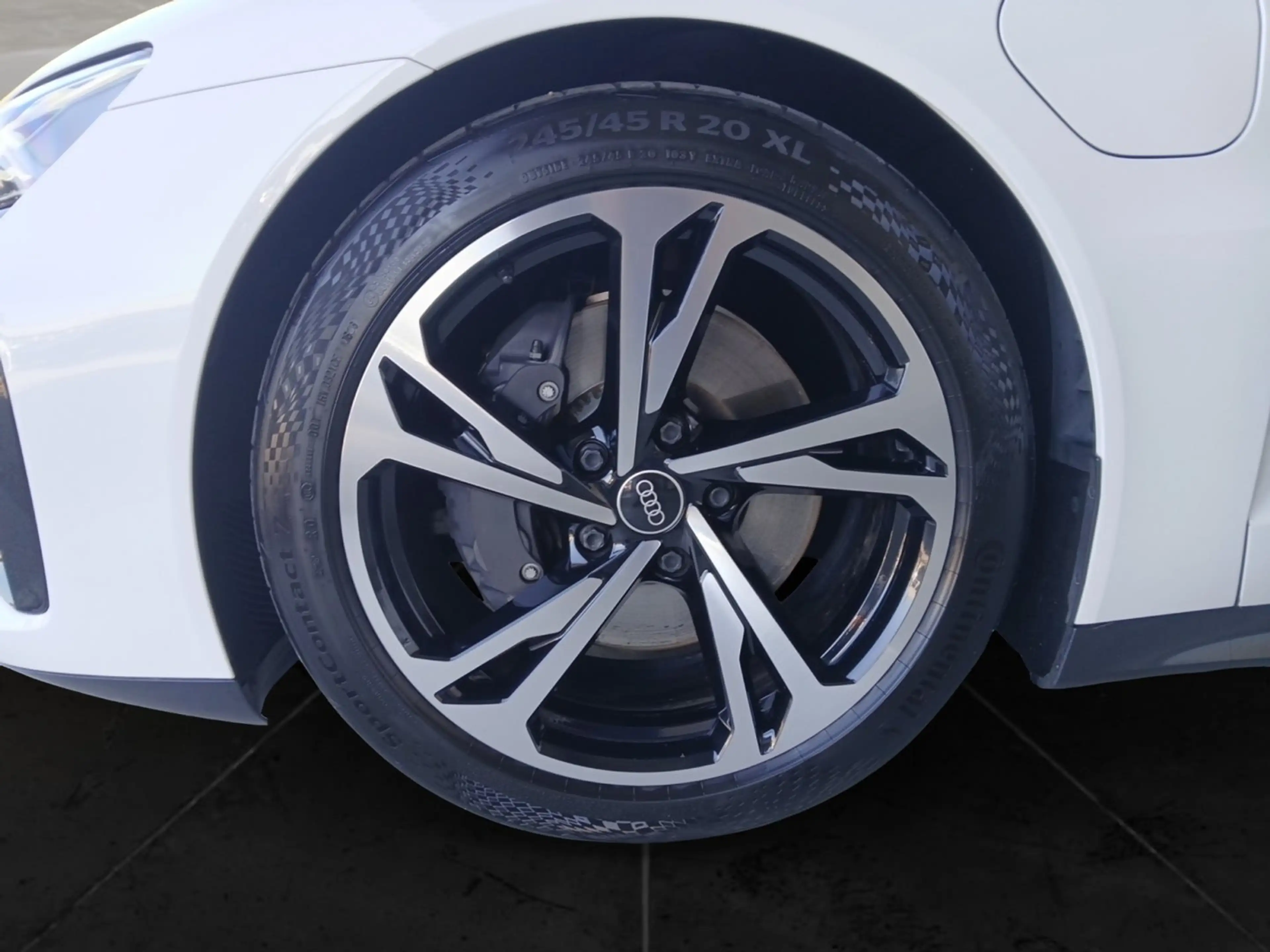 Audi e-tron GT — photo 14