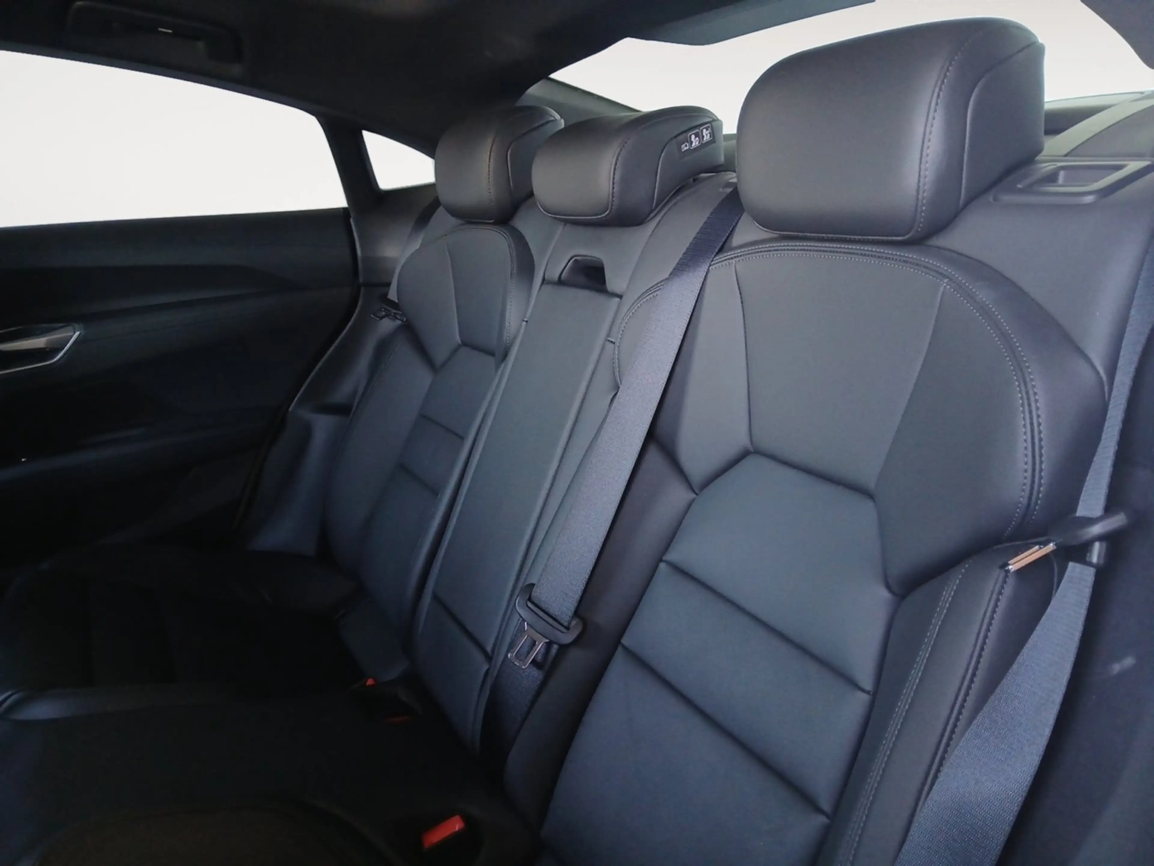Audi e-tron GT — photo 13