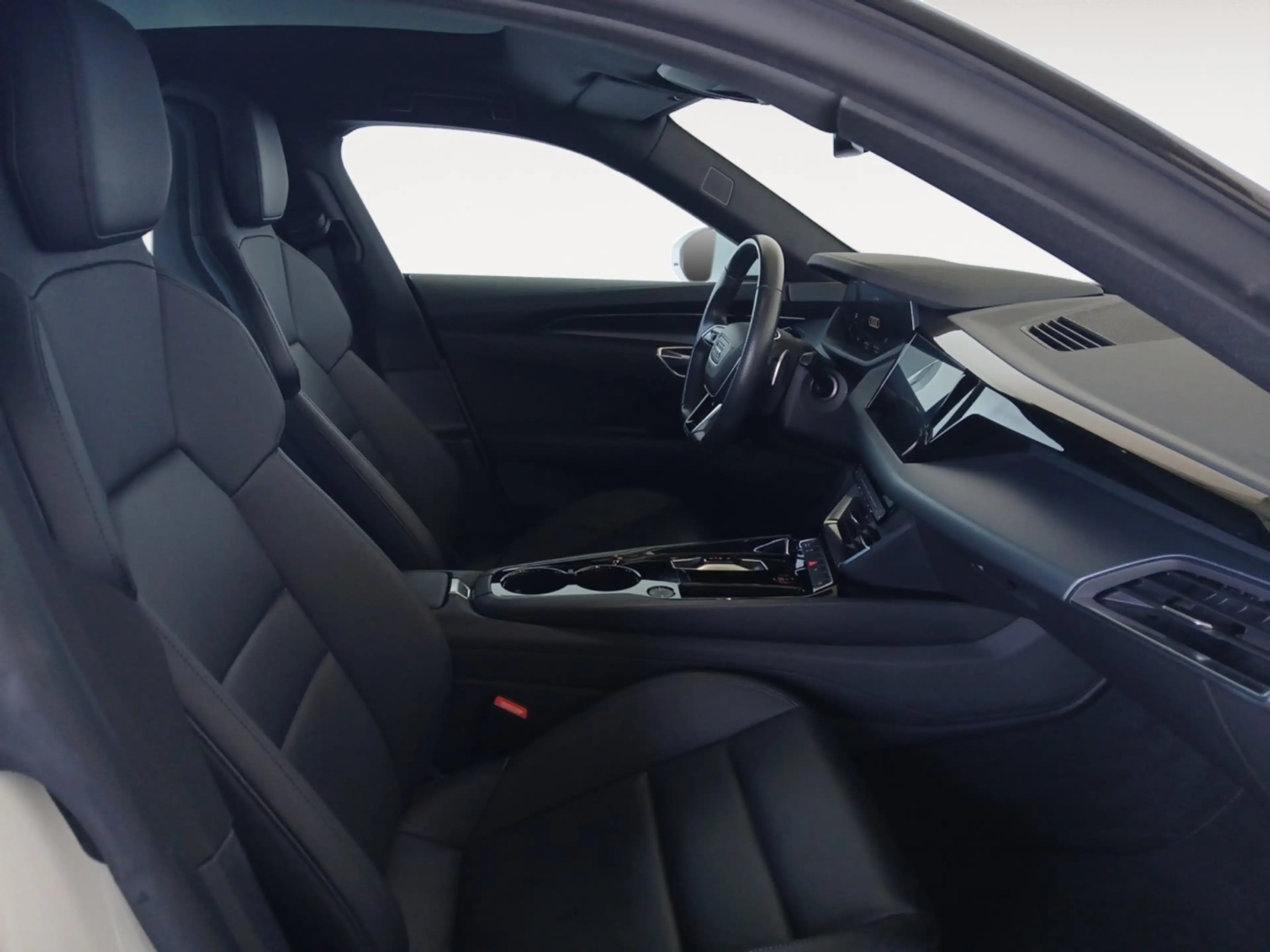 Audi e-tron GT — photo 15