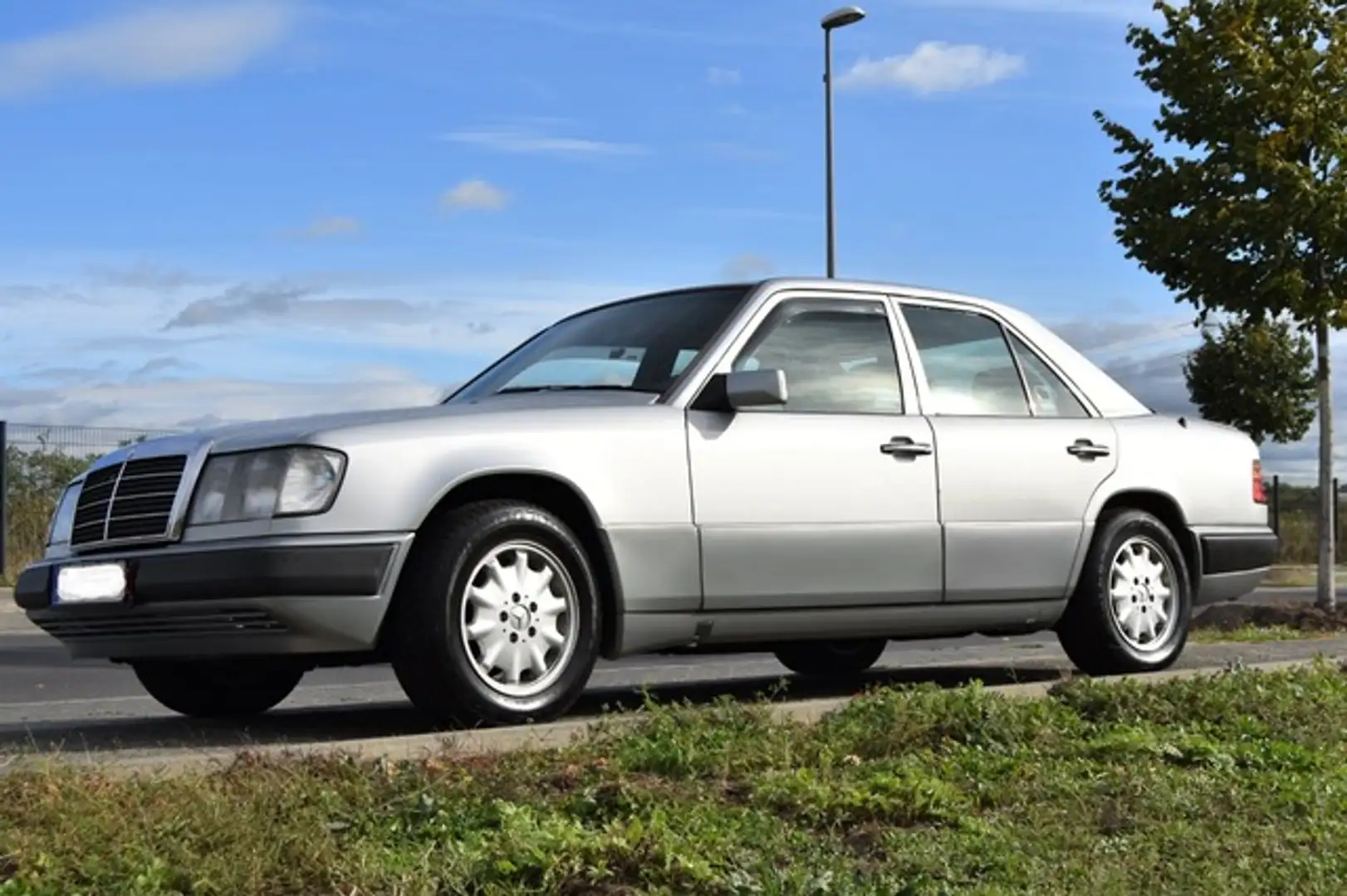 Mercedes-Benz E 280 KLIMA  2.HAND+SCHECKHEFT + H-GUTACHTEN+TÜV Silber - 1