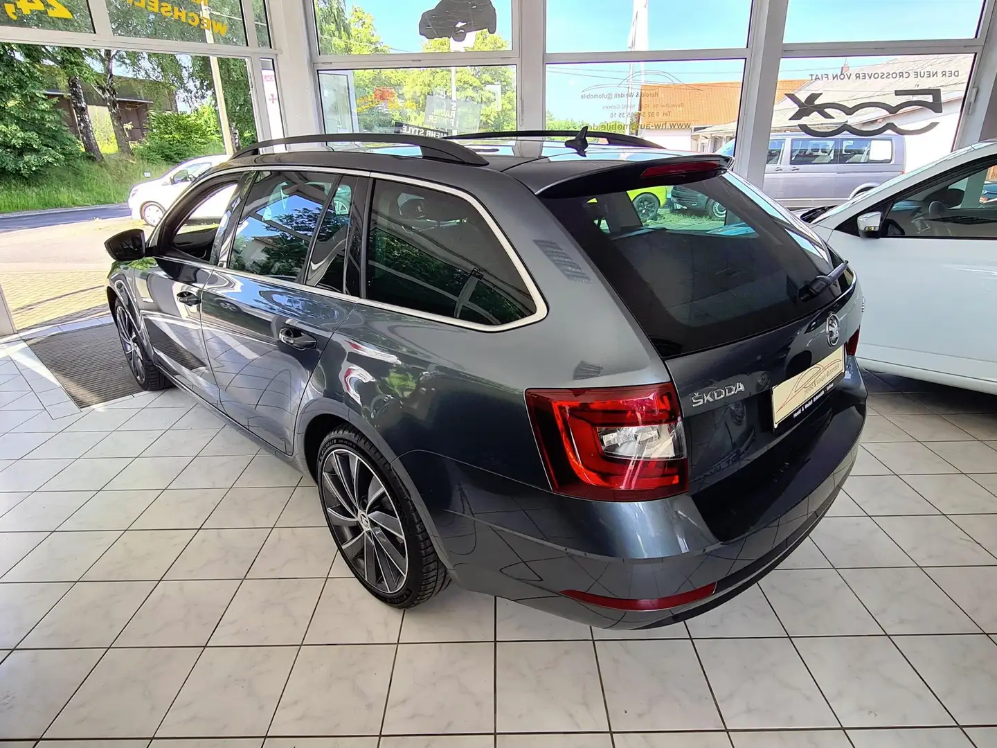 Skoda Octavia Combi 2.0 TDI 4x4 DSG L&K Standheizung Grau - 2