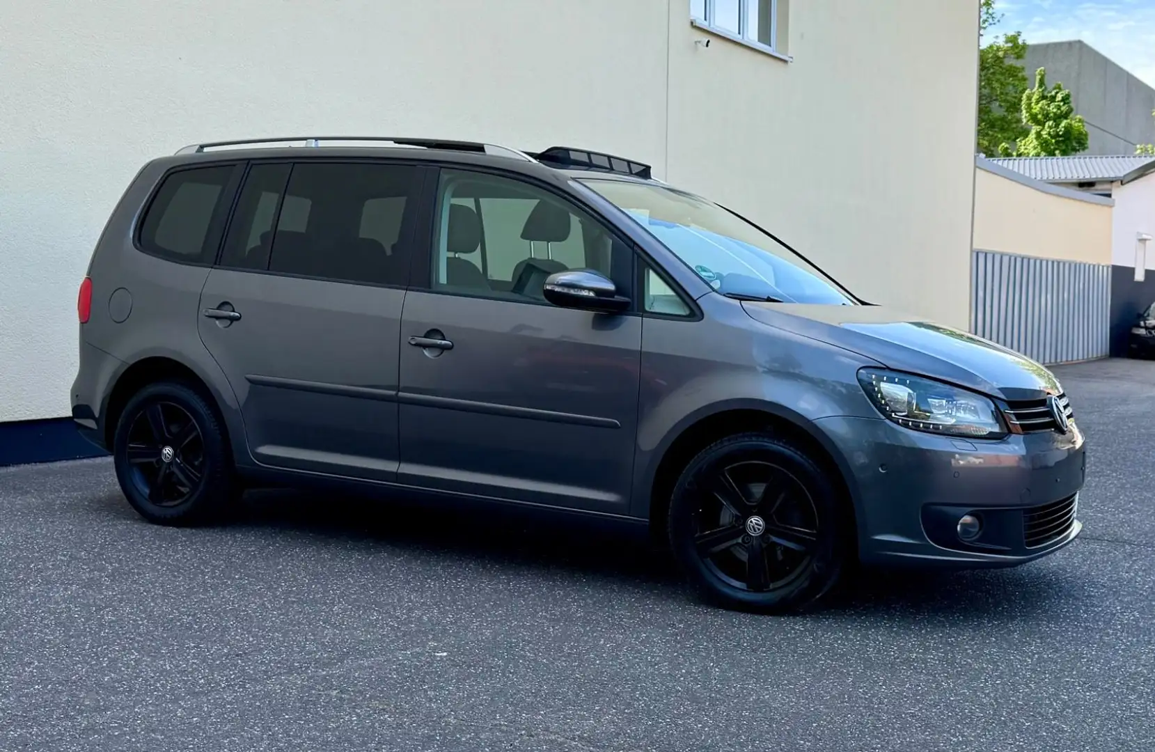 Volkswagen Touran Comfortline AUTOMATIK PANO KLIMA SHZ 2.HD Gris - 1