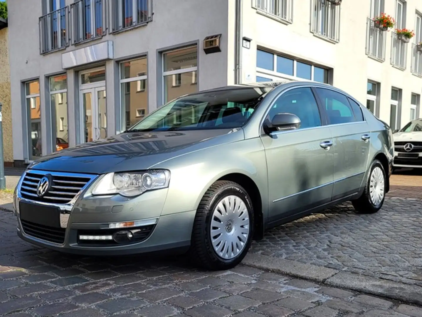 Volkswagen Passat Comfortline 1.8 TSI AHK NAVI KLIMA SITZHZG Зелений - 1