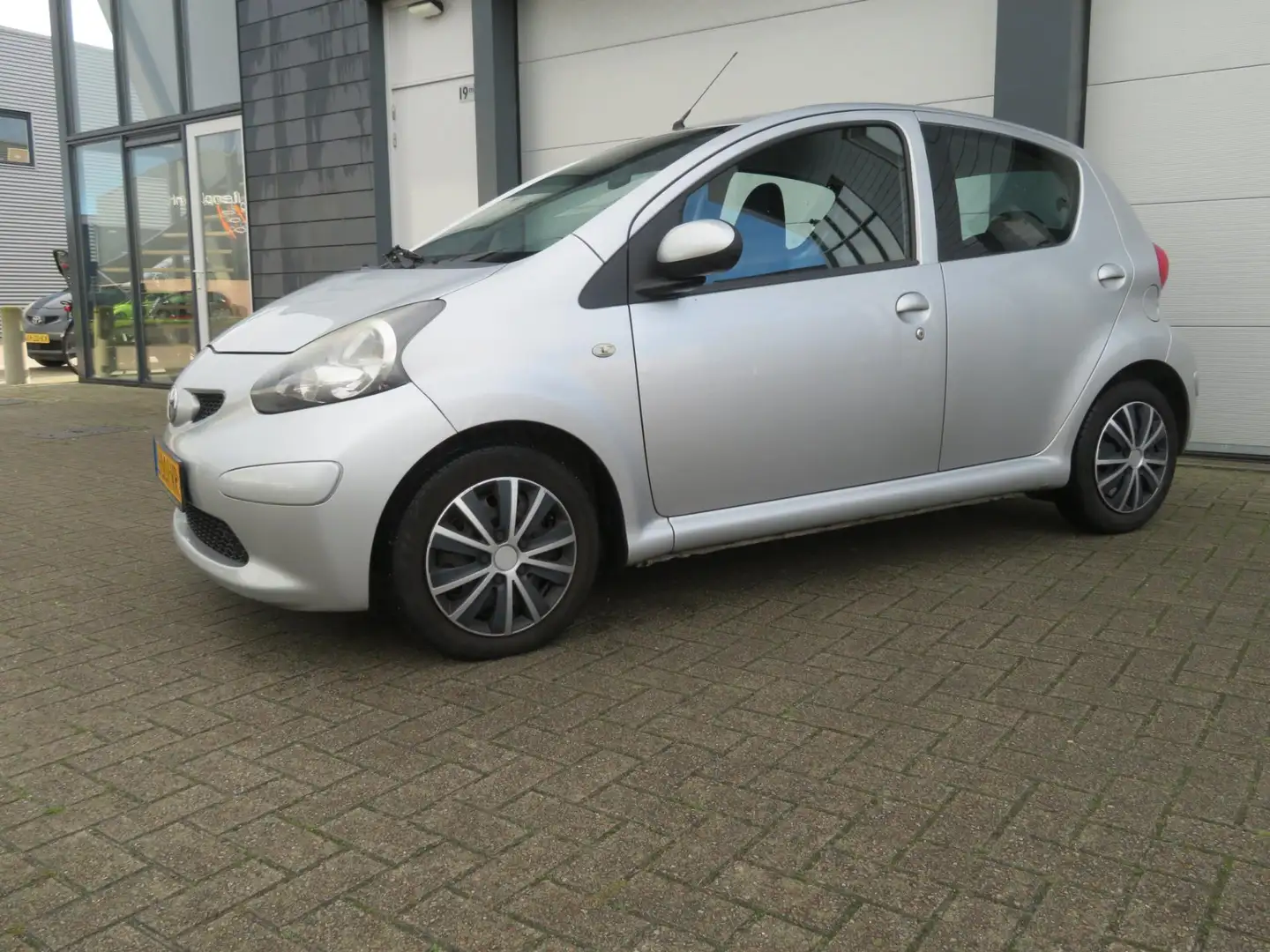 Toyota Aygo 1.0-12V 5 deurs airco 94830 km nap Grau - 2