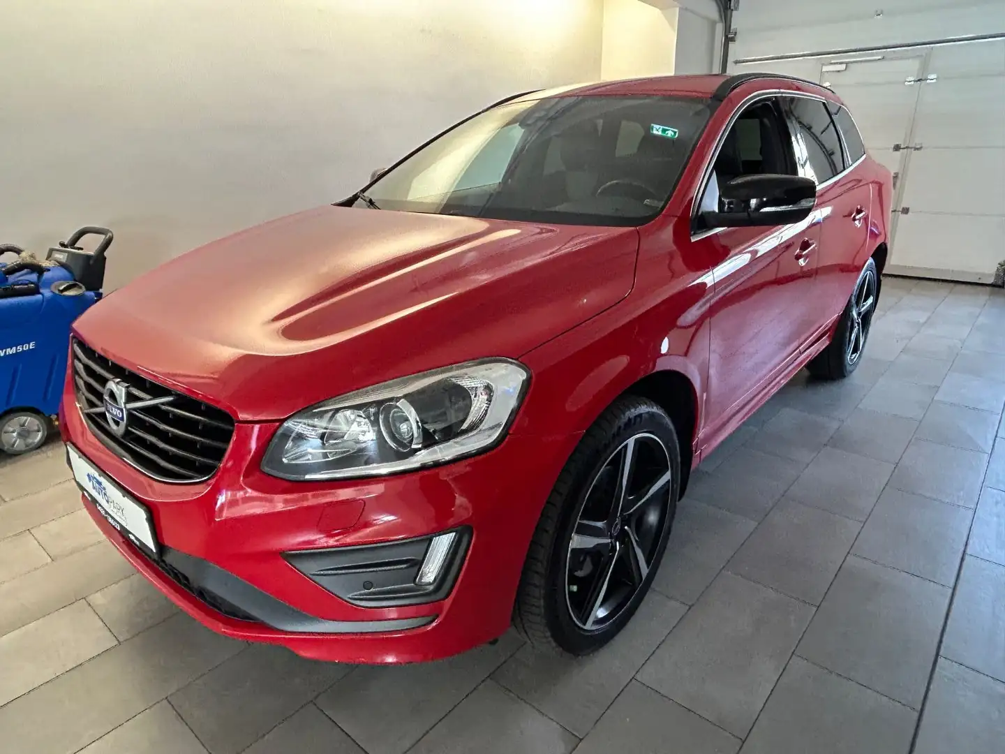 Volvo XC60 Momentum 2WD R Design *Automatik * Rot - 1