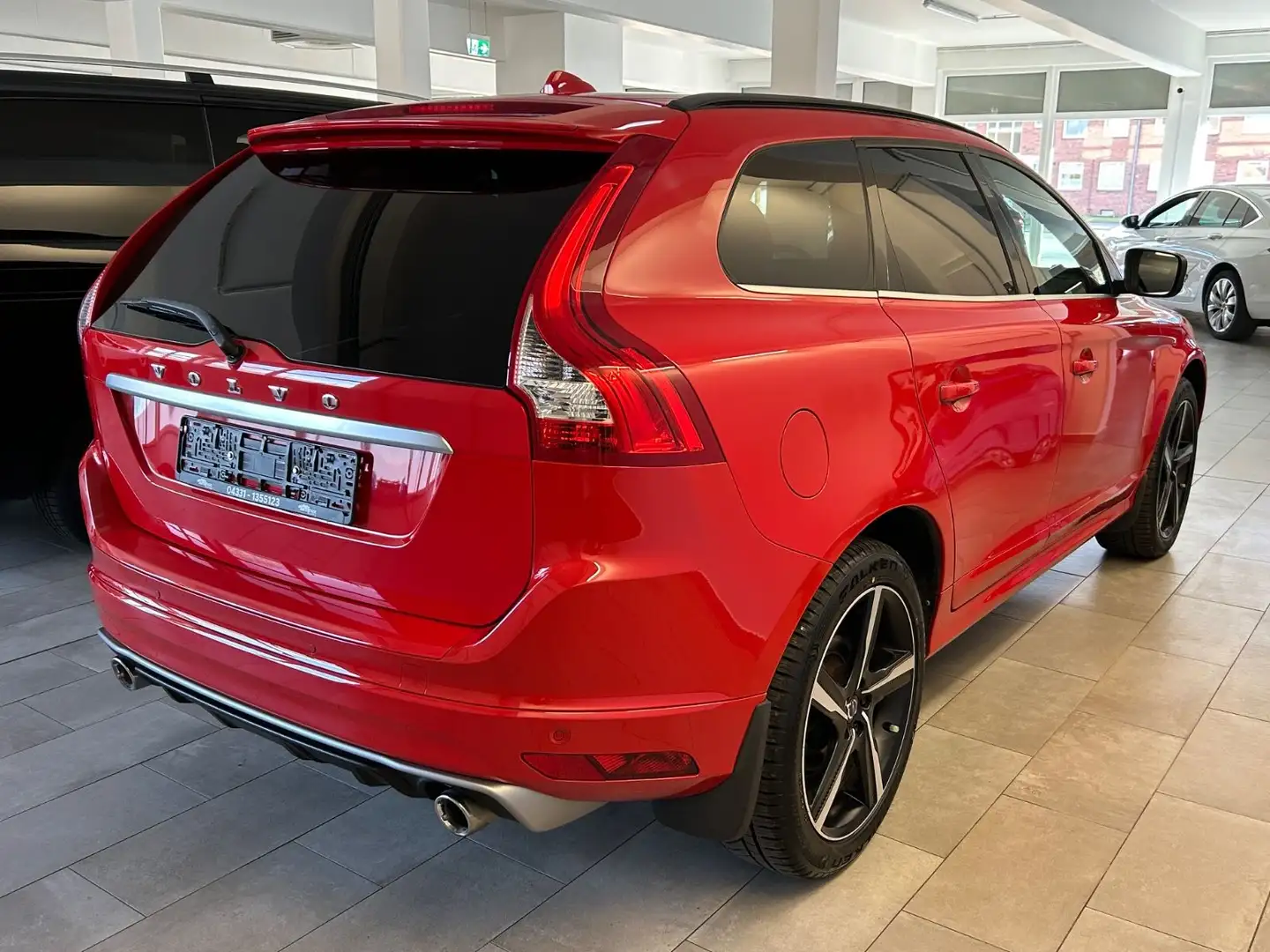 Volvo XC60 Momentum 2WD R Design *Automatik * Rot - 2