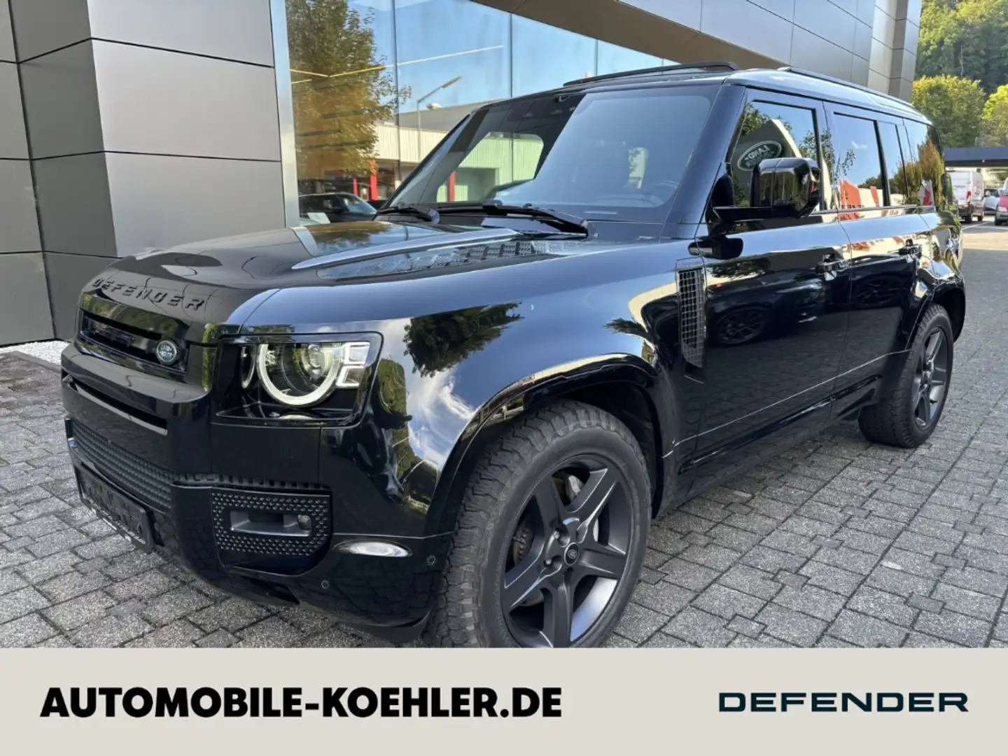 Land Rover Defender 110 D300 X-Dynamic HSE AHK MATRIX STAND Noir - 1
