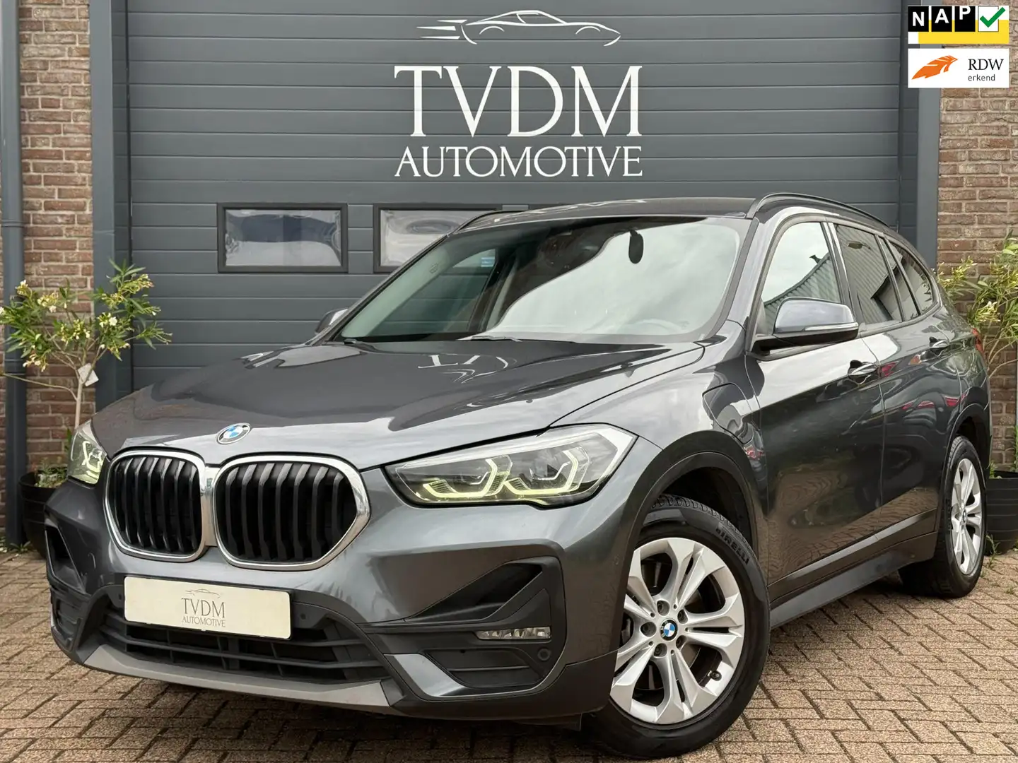 BMW X1 XDrive25e Business Edition Plus|NAVI|LEDER|CAMERA| Grau - 1