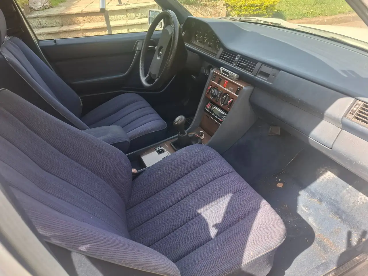 Mercedes-Benz 230E, foto 3