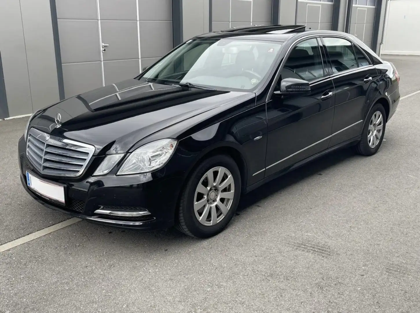 Mercedes-Benz E 200 CDI DPF BlueEFFICIENCY Avantgarde Schwarz - 1
