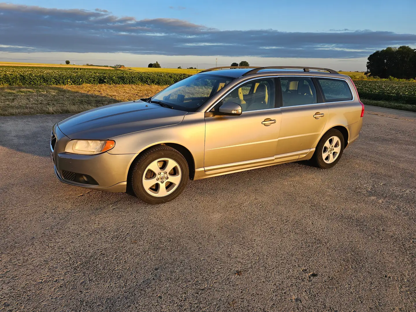 Volvo V70 V70 2.4 D5 Momentum Beige - 1