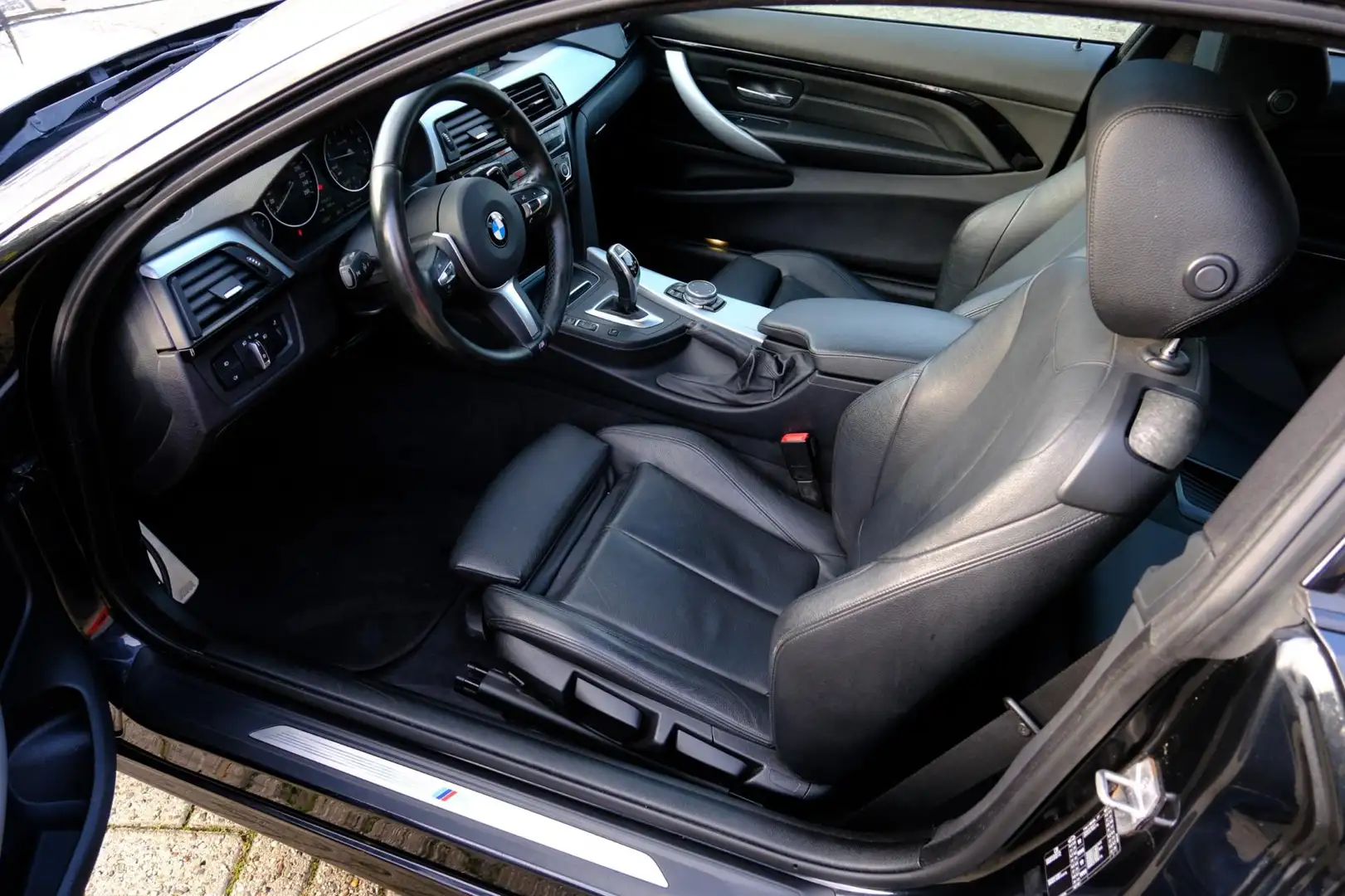 BMW 420 4-serie Coupé 420i M Sport Aut. Pano|Leder|Navi|Xe Zwart - 2