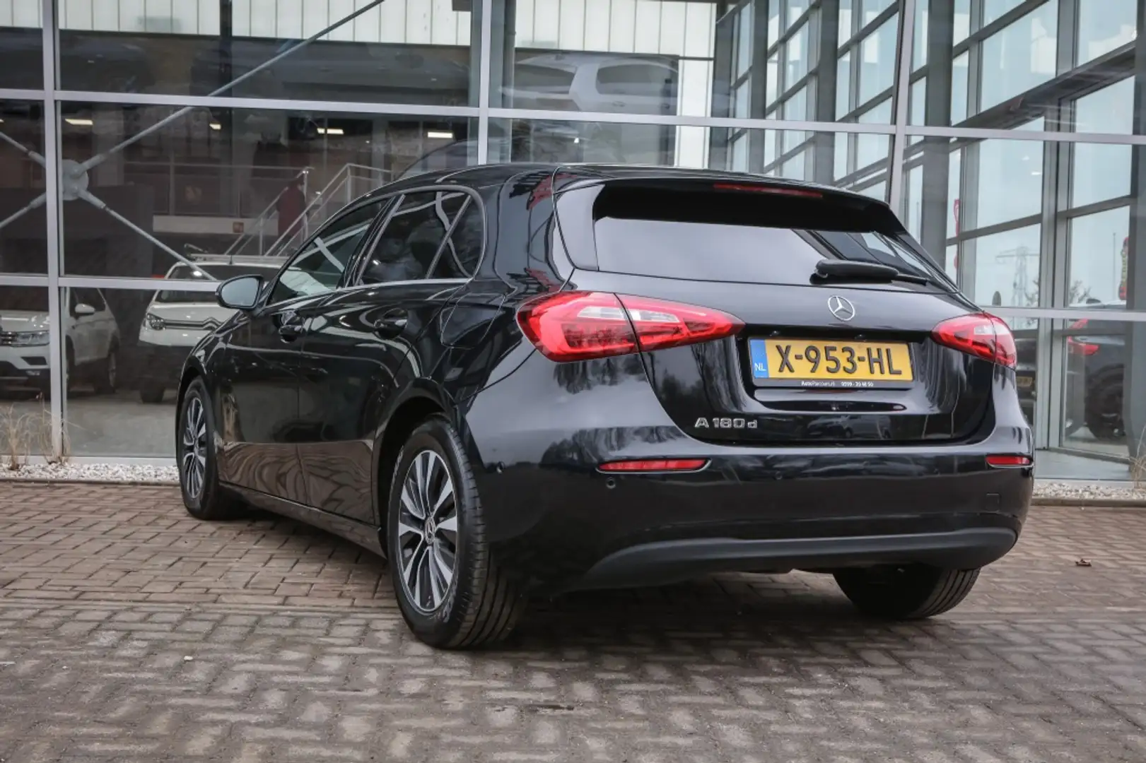 Mercedes-Benz A 180 d Premium Pl Zwart - 2