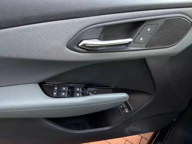Audi Q3 view 8