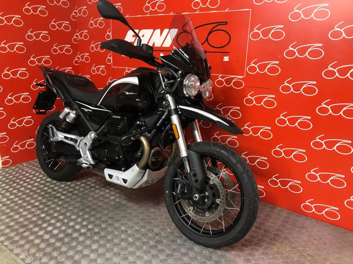 Moto Guzzi V 85 TT Guardia d'onore Schwarz - 2