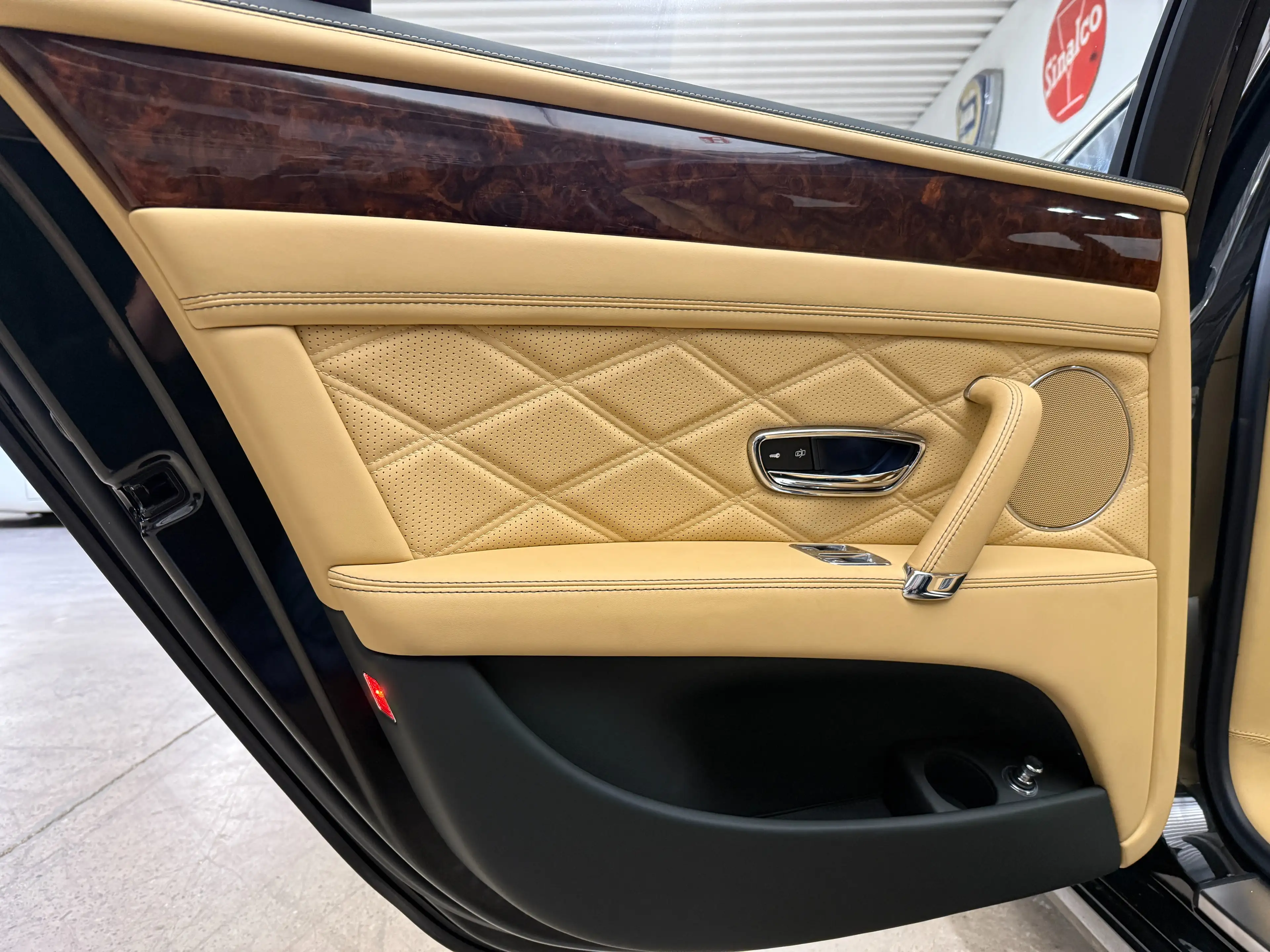 Bentley Flying Spur Flying Spur V8 Mulliner — photo 12