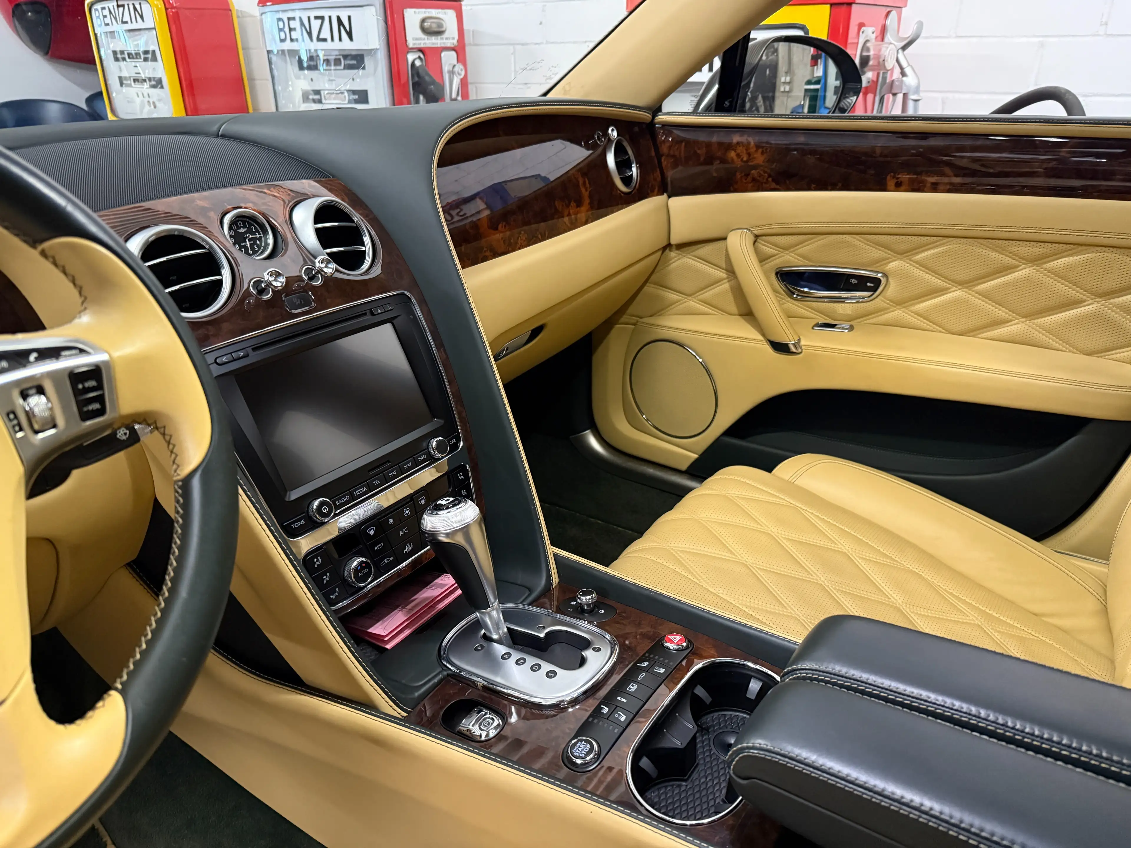 Bentley Flying Spur Flying Spur V8 Mulliner — photo 9