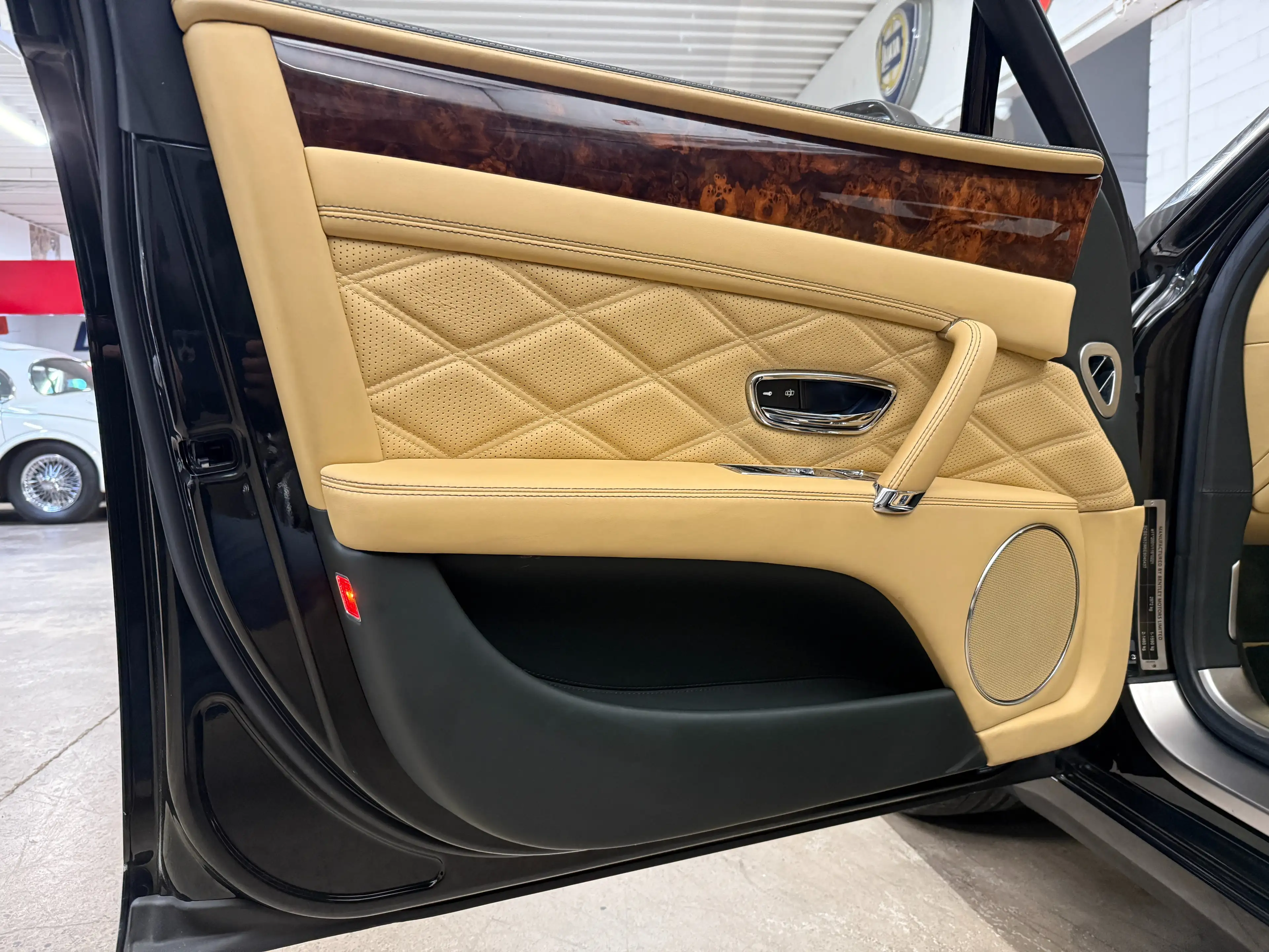 Bentley Flying Spur Flying Spur V8 Mulliner — photo 5