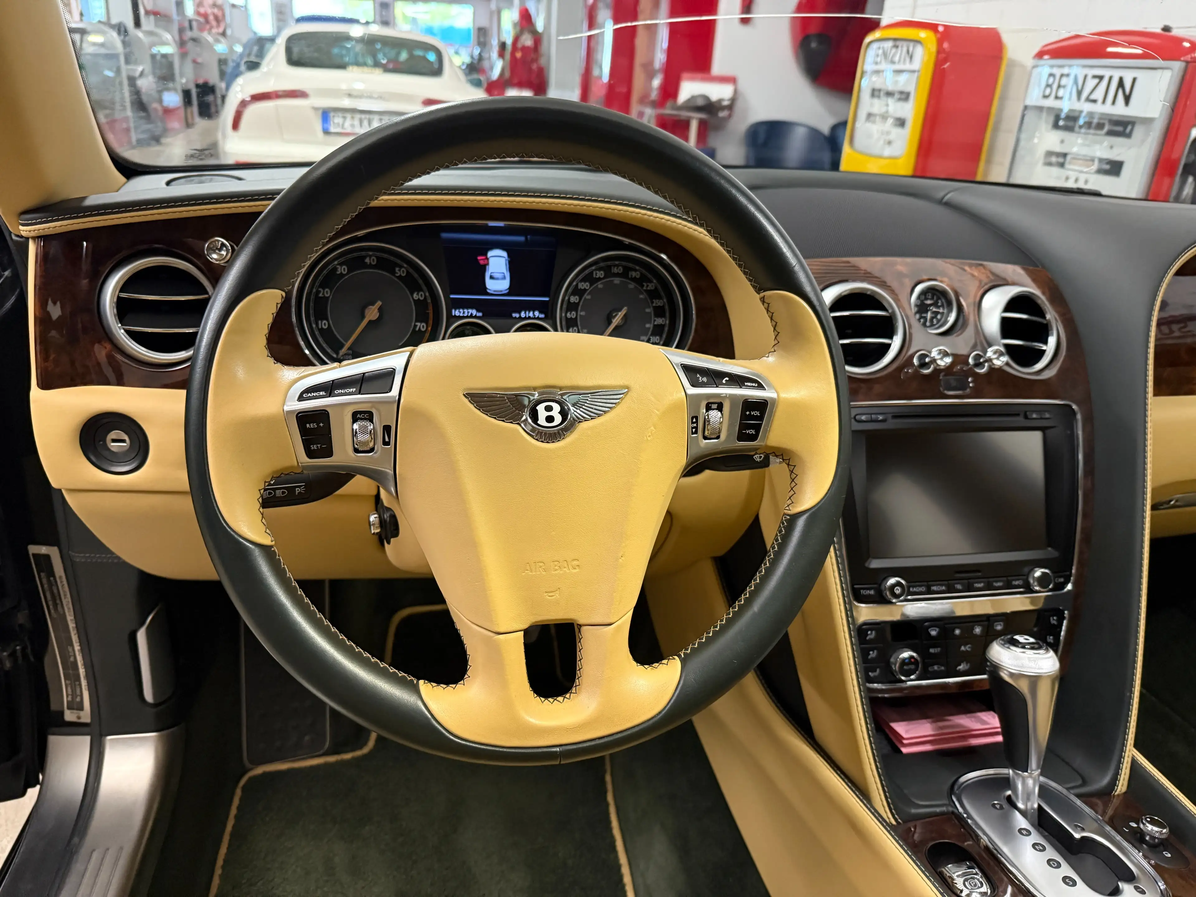 Bentley Flying Spur Flying Spur V8 Mulliner — photo 8