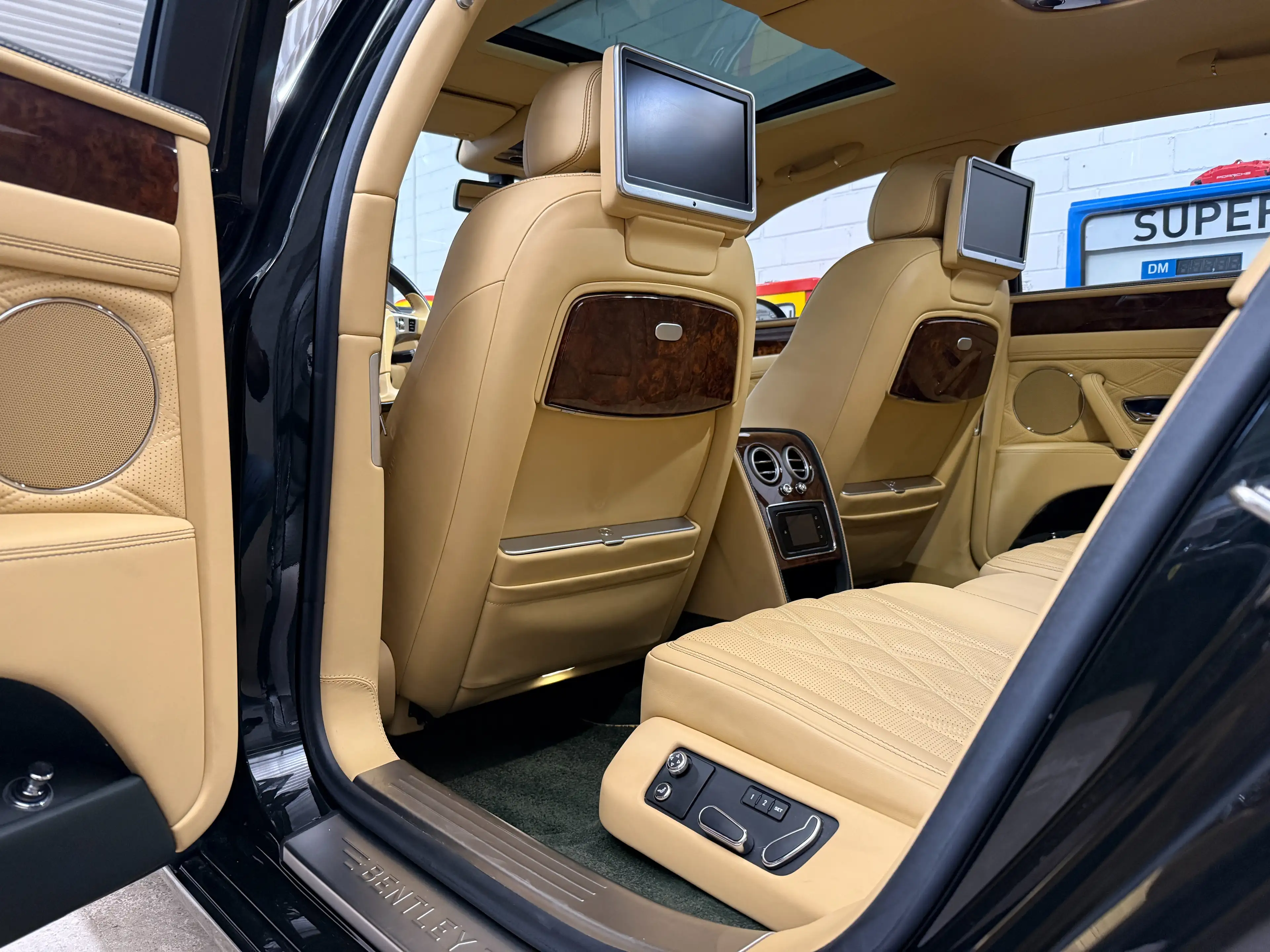 Bentley Flying Spur Flying Spur V8 Mulliner — photo 13
