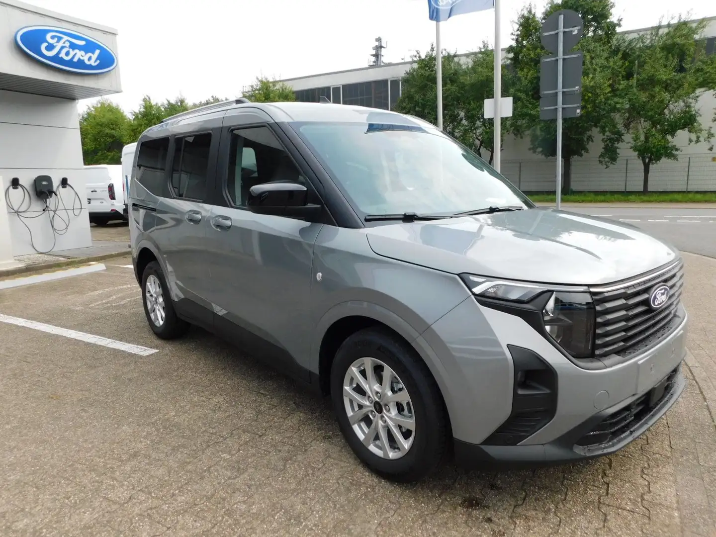 Ford Tourneo Courier Titanium Automatik Silber - 1