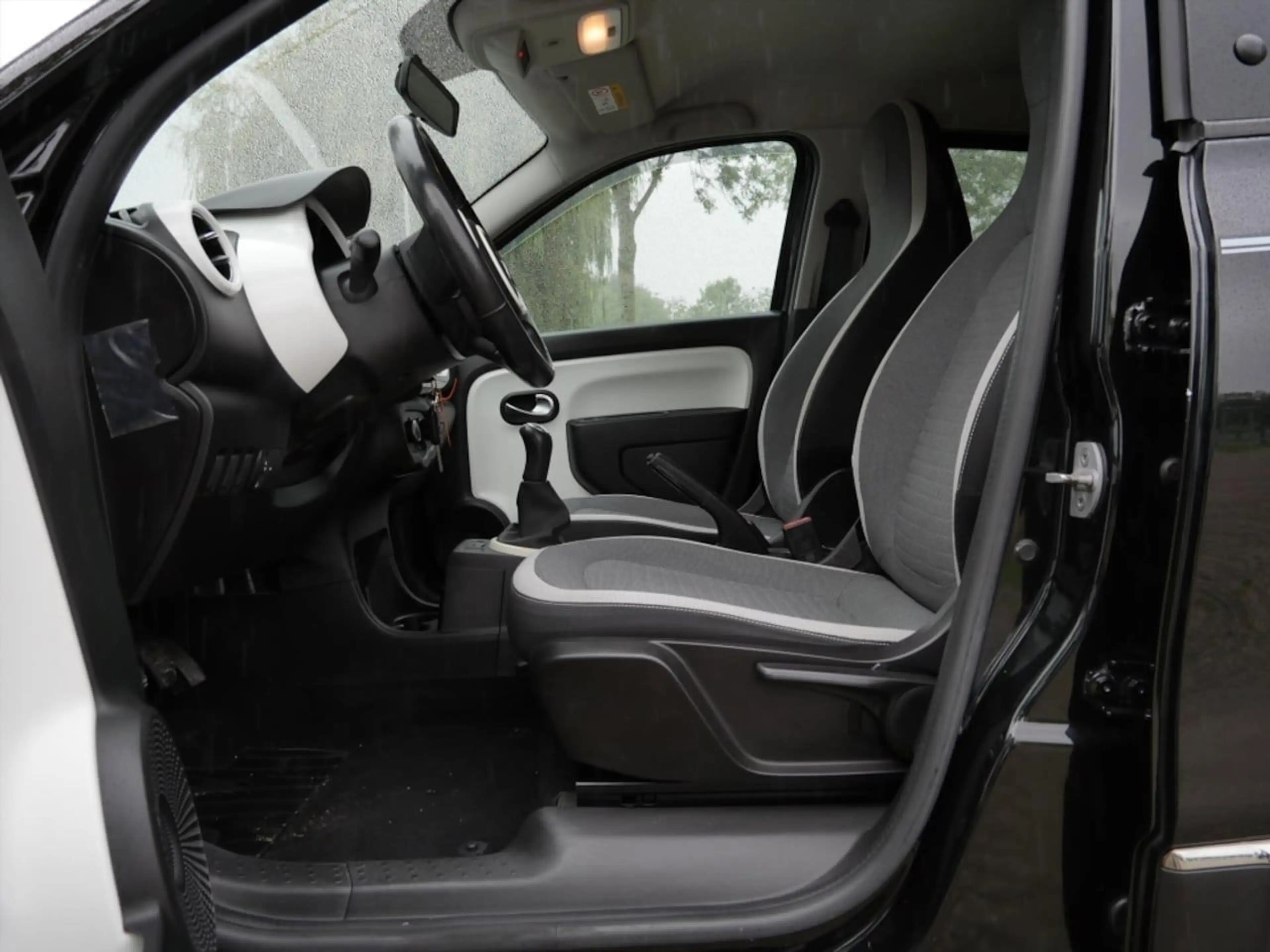 Renault Twingo 1.0 SCe Limited — photo 6