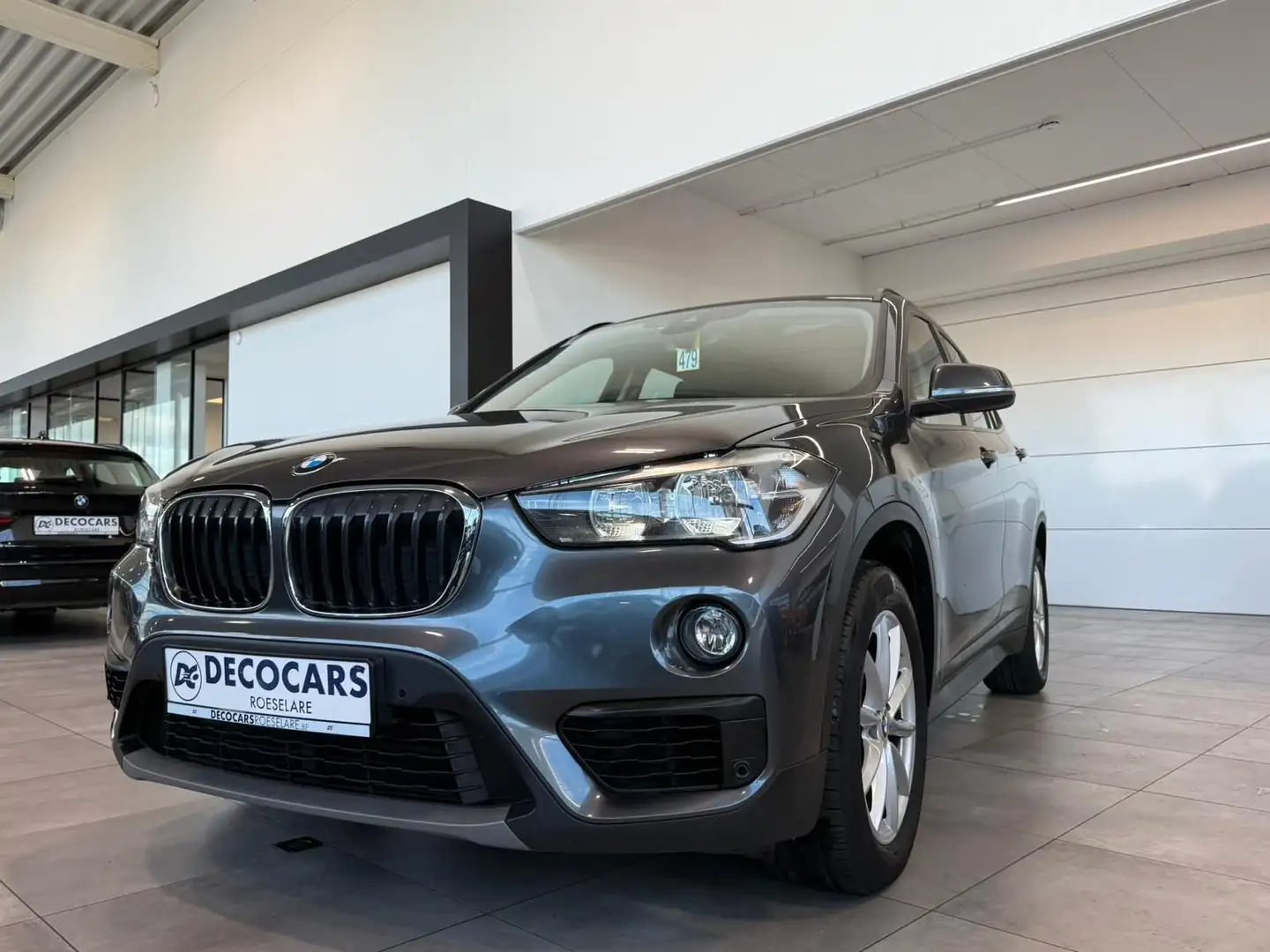 BMW X1 sDrive18i / Automaat / Camera / Panoramisch open Grijs - 2