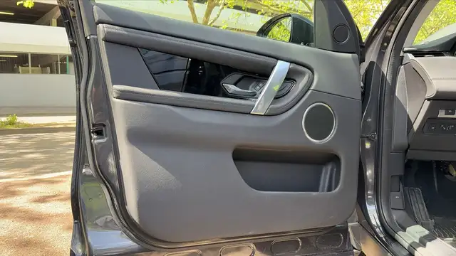 Land Rover Discovery Sport view 7