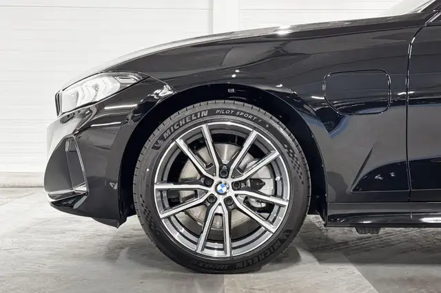 BMW 3 Series view 4