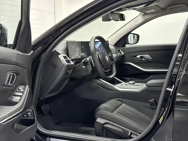 BMW 3 Series view 9