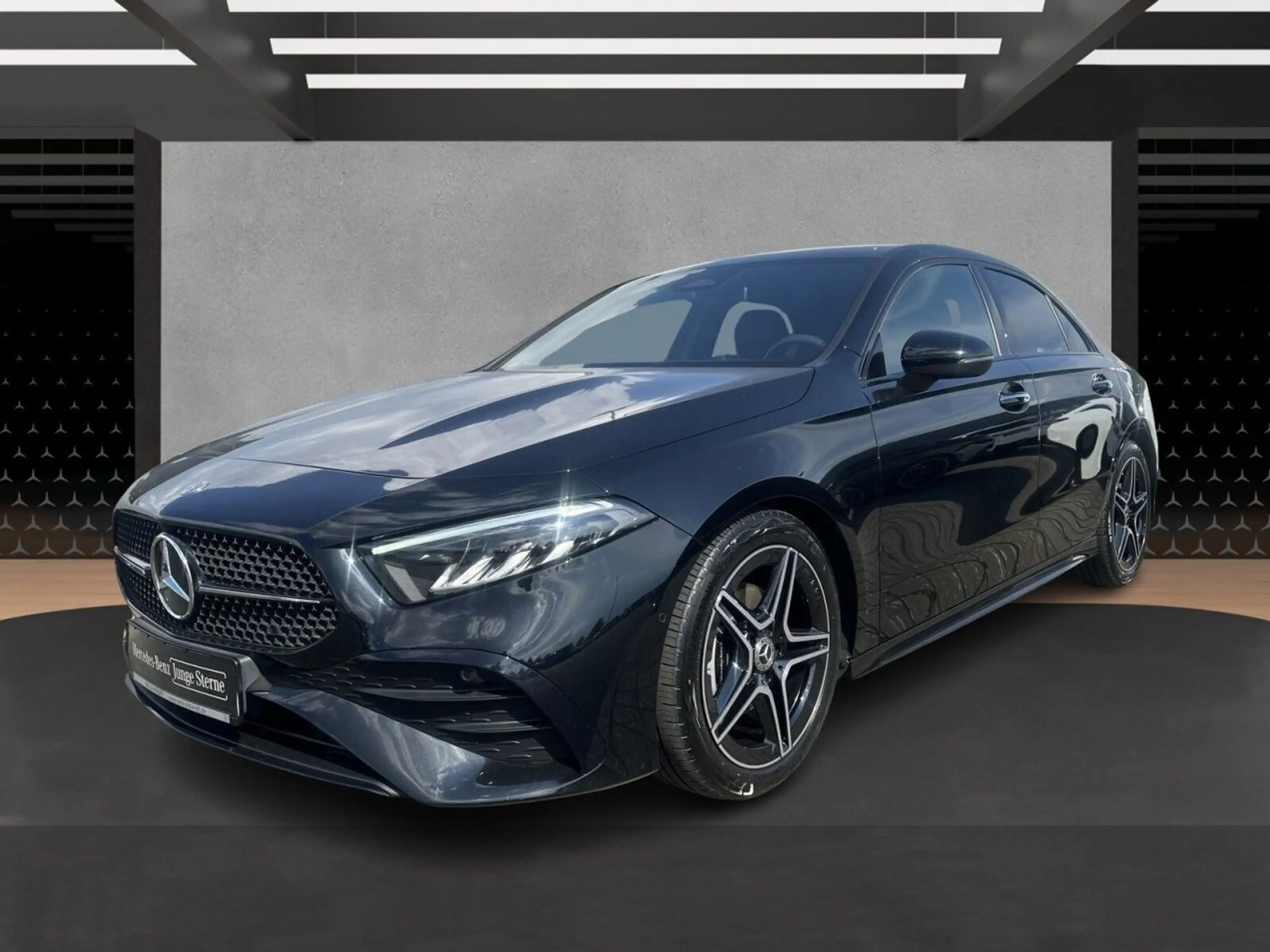 Mercedes-Benz A 180 Limo AMG+BURM+NIGHT+TOTW+AMBIENTE+KAM+LED — photo 2