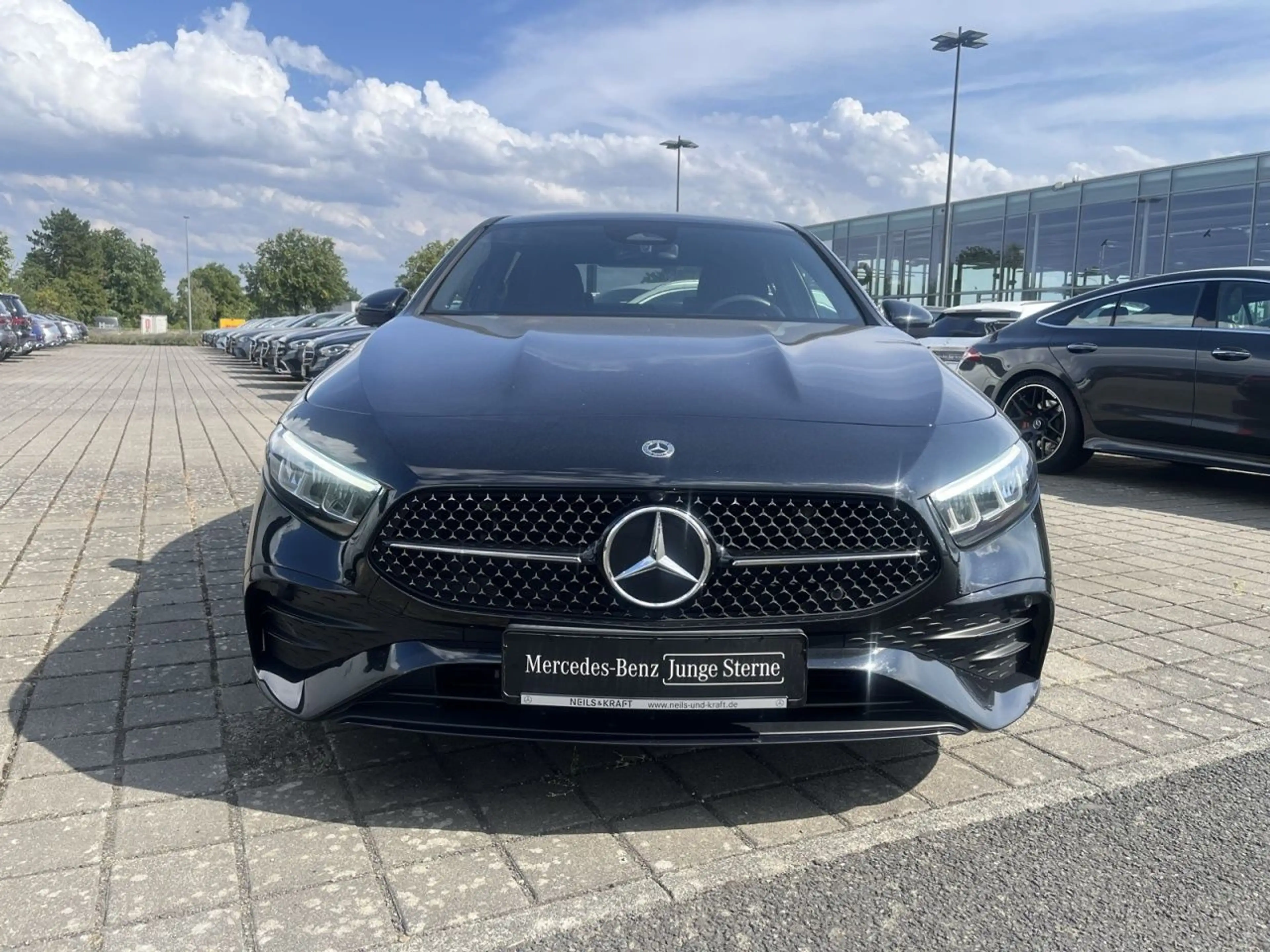 Mercedes-Benz A 180 Limo AMG+BURM+NIGHT+TOTW+AMBIENTE+KAM+LED — photo 3