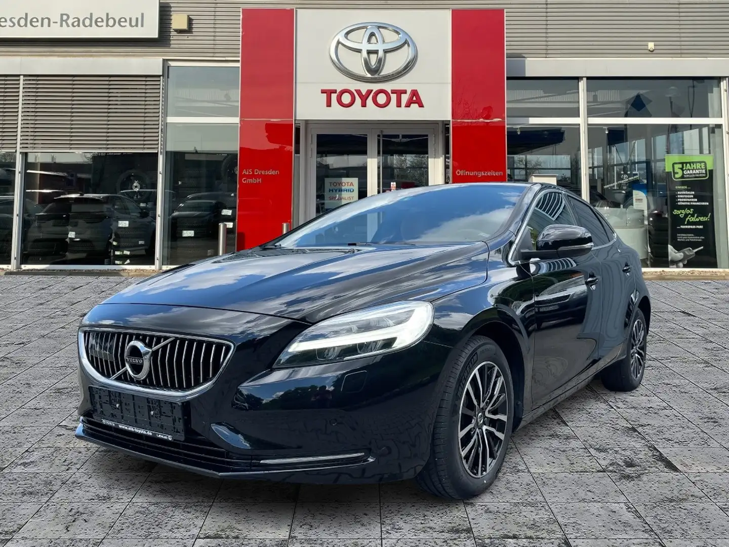 Volvo V40 T2 1.5 Inscription Navi*KAM*SHZ*DAB Zwart - 2