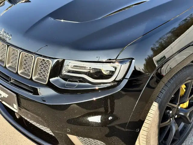 Jeep Grand Cherokee view 3