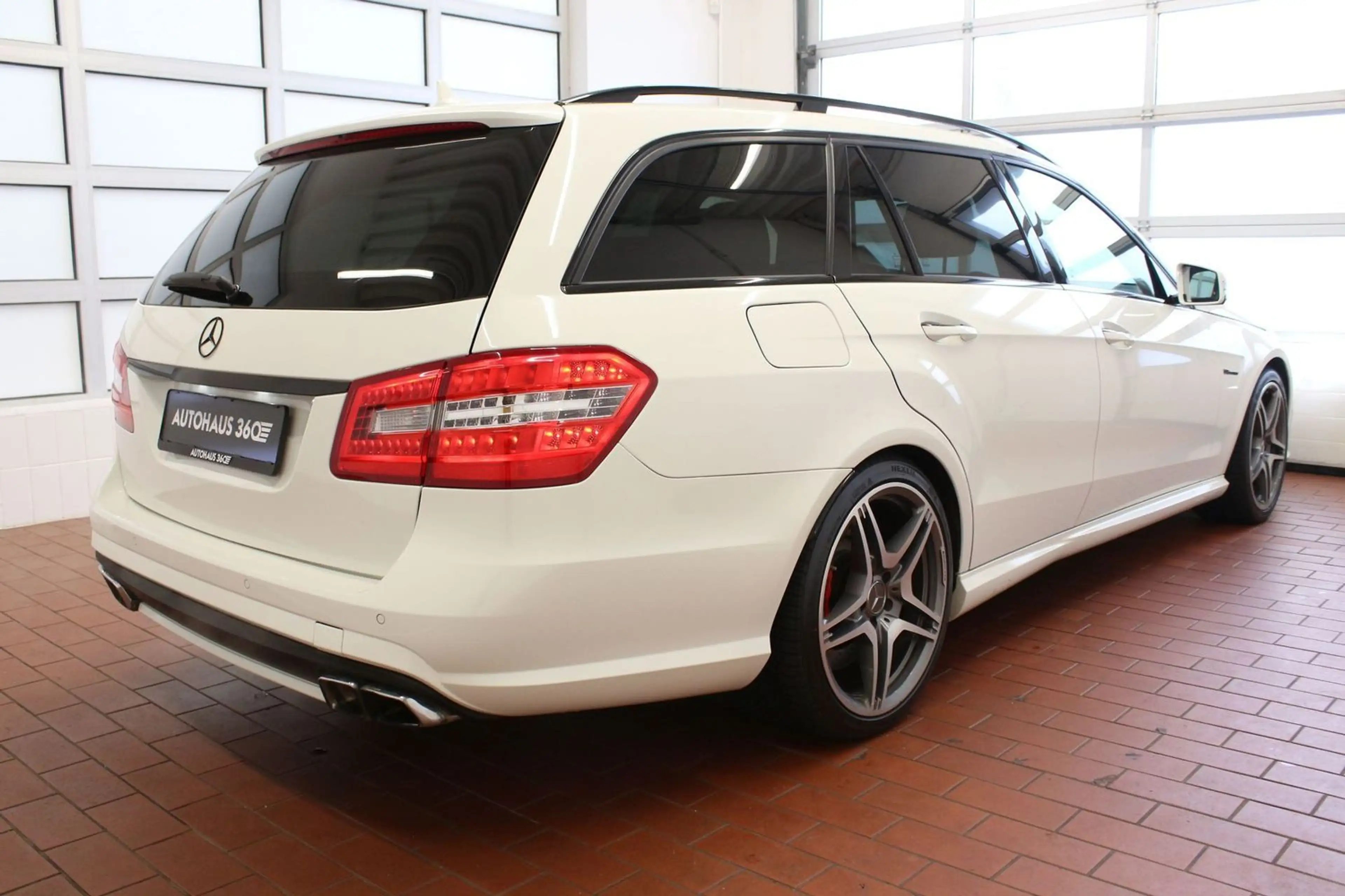 Mercedes-Benz E 63 AMG 5.5L V8 Biturbo ACC Leder — photo 7