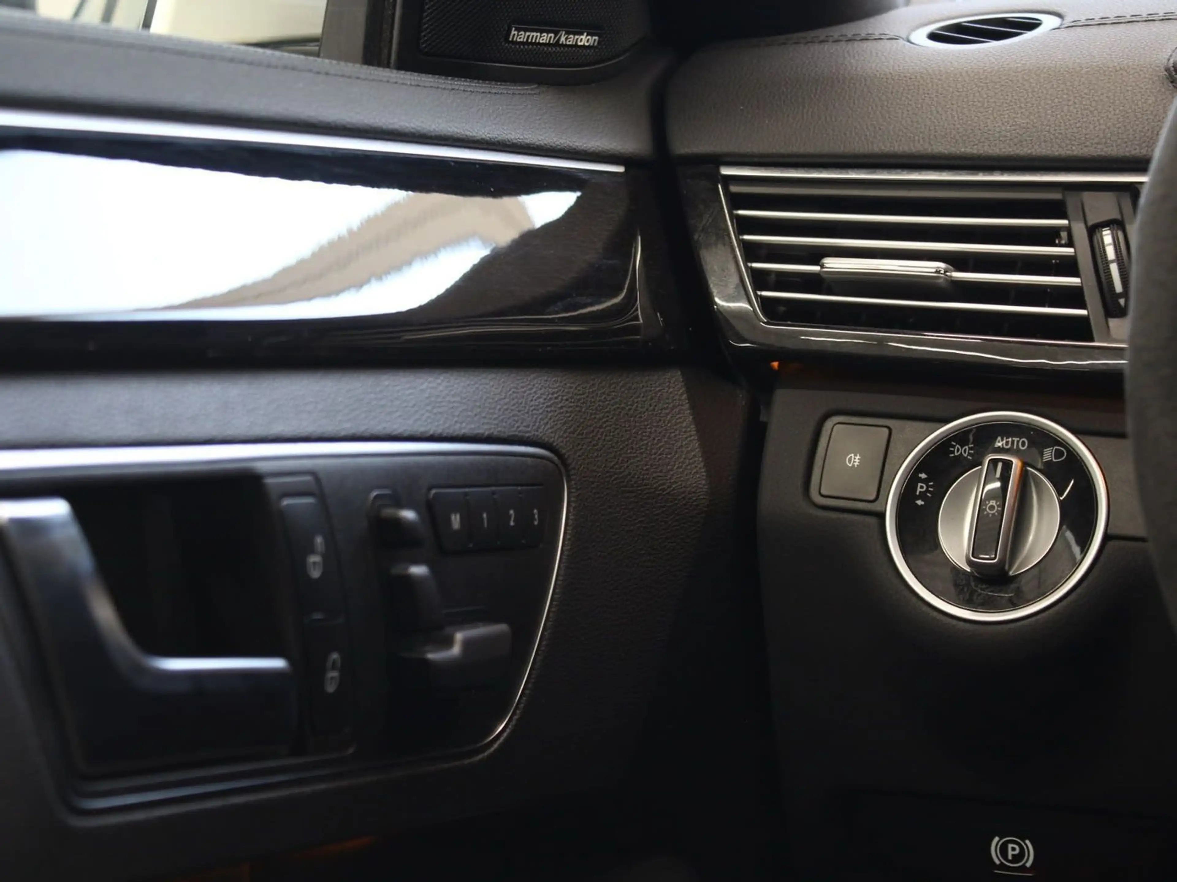Mercedes-Benz E 63 AMG 5.5L V8 Biturbo ACC Leder — photo 8