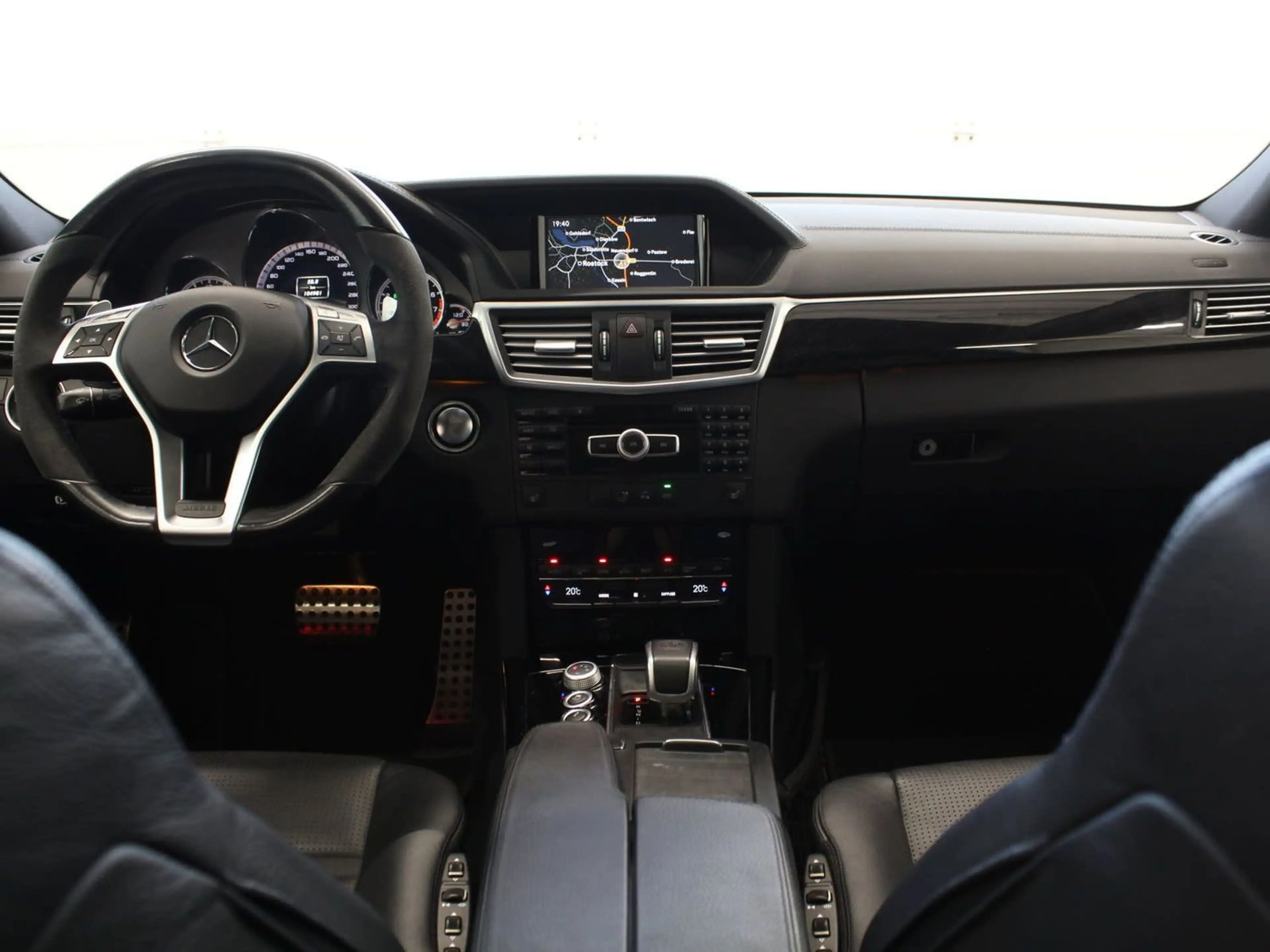 Mercedes-Benz E 63 AMG 5.5L V8 Biturbo ACC Leder — photo 11