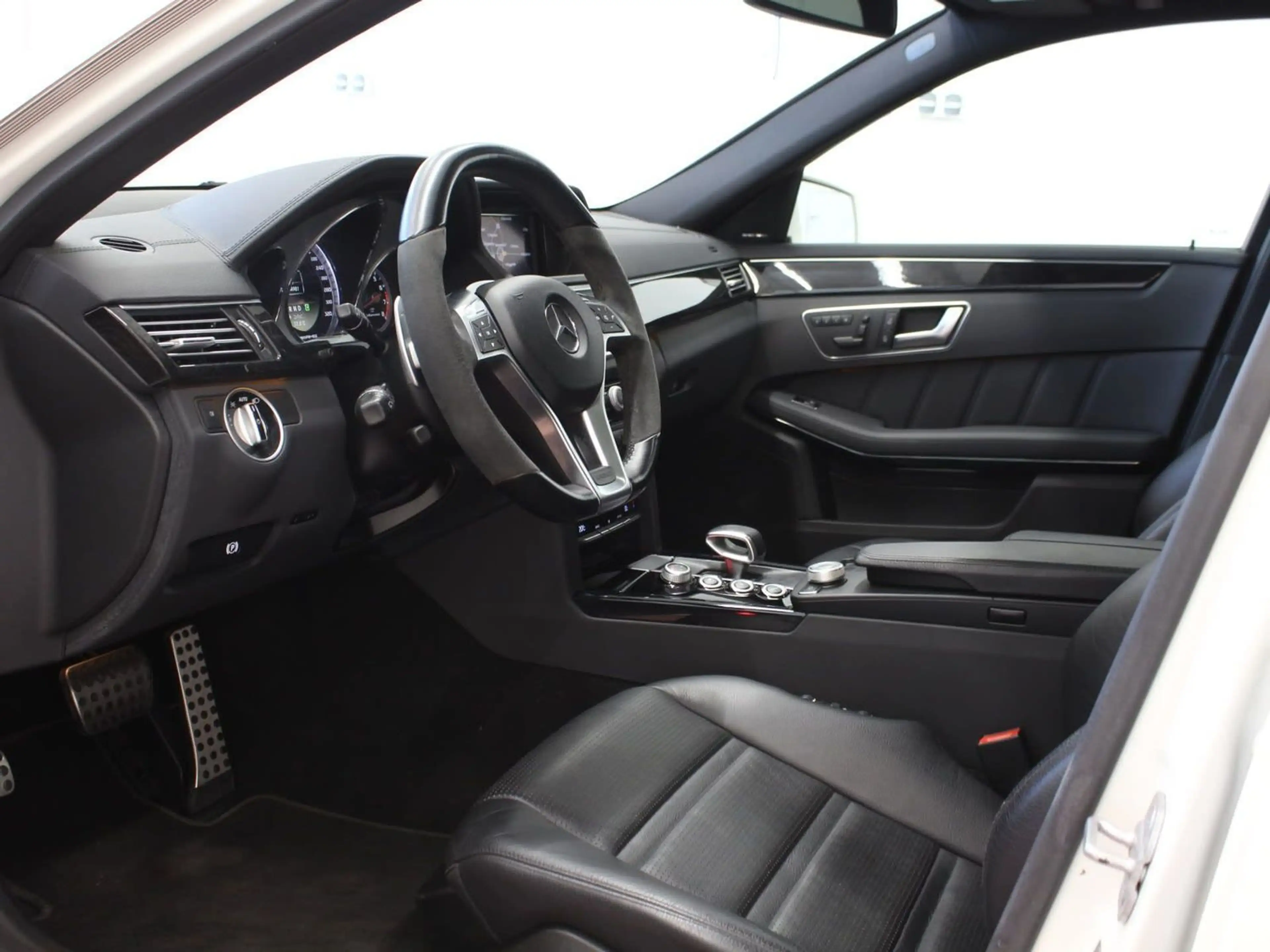 Mercedes-Benz E 63 AMG 5.5L V8 Biturbo ACC Leder — photo 9