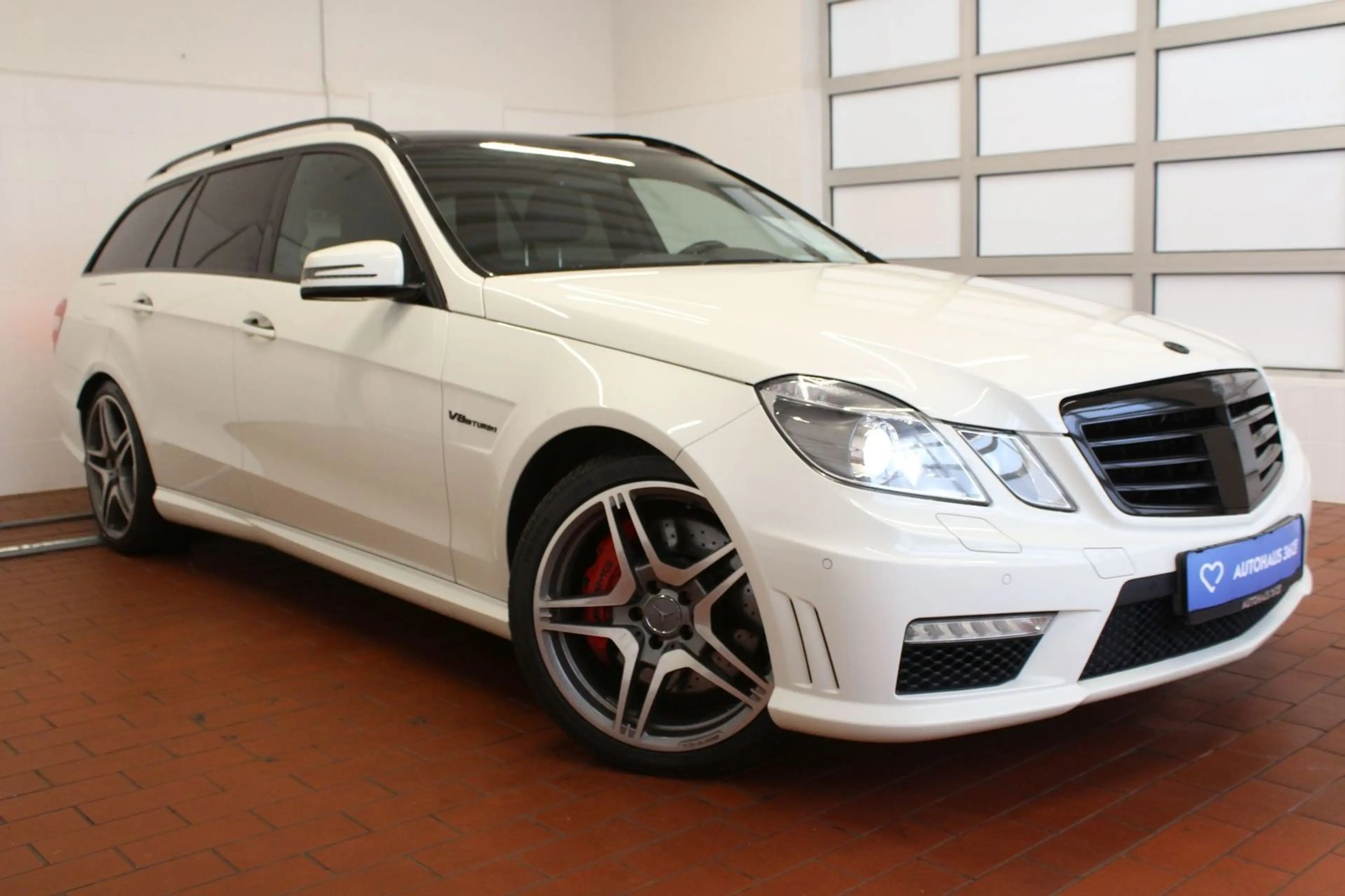 Mercedes-Benz E 63 AMG 5.5L V8 Biturbo ACC Leder — photo 4