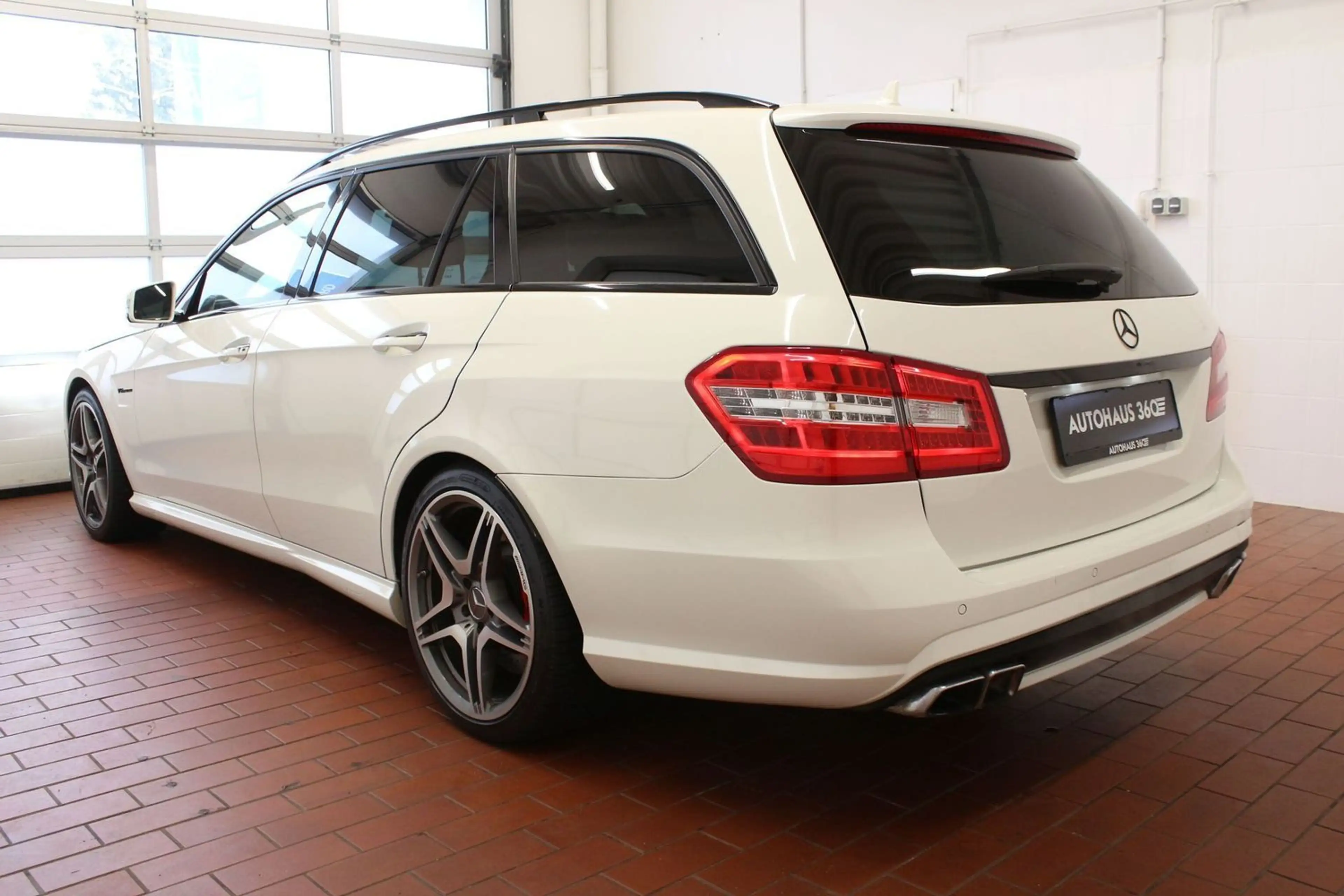 Mercedes-Benz E 63 AMG 5.5L V8 Biturbo ACC Leder — photo 5