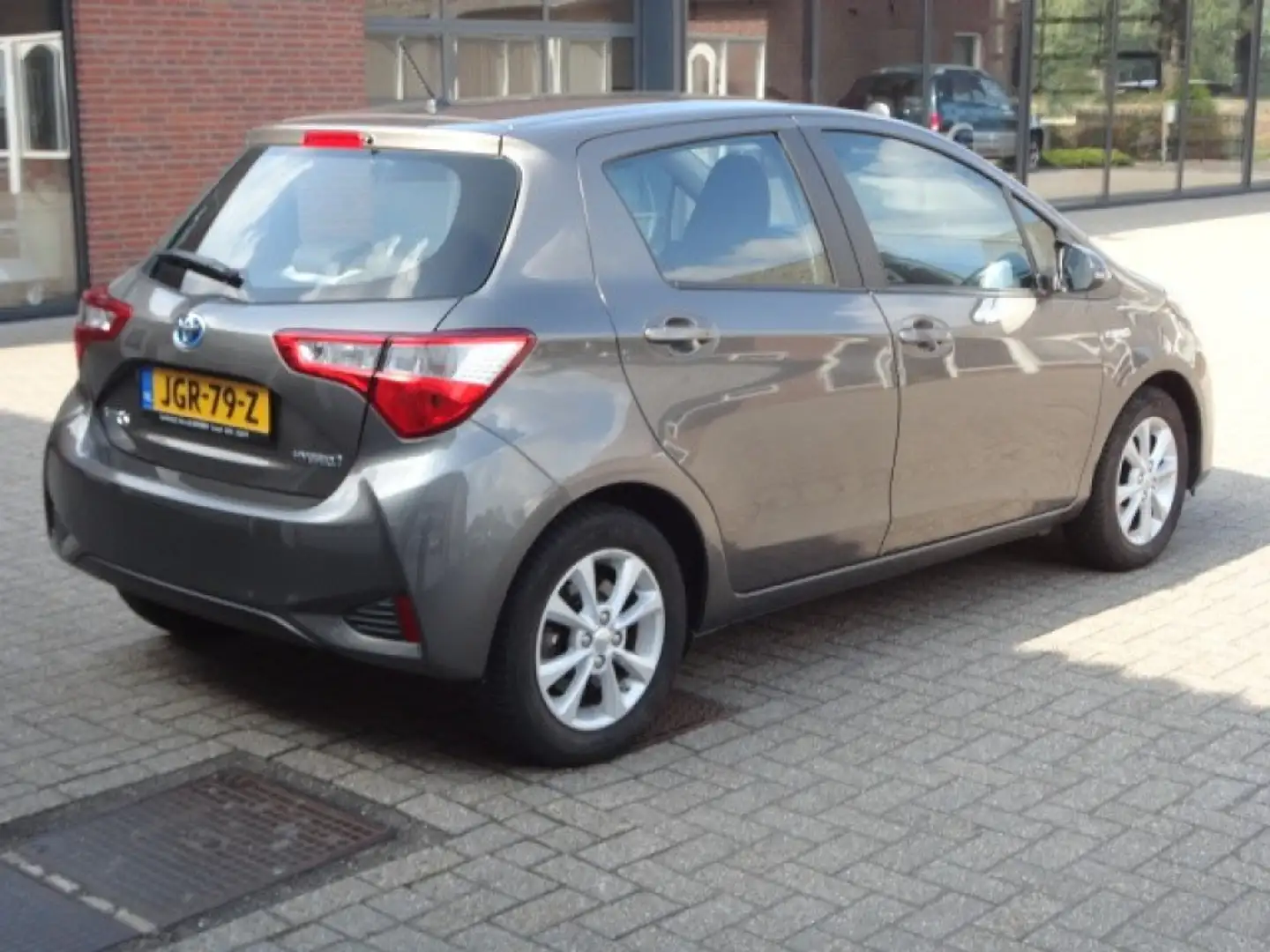 Toyota Yaris 1.5 Hybrid Active Navi ,Lmv ,Camera Grijs - 2