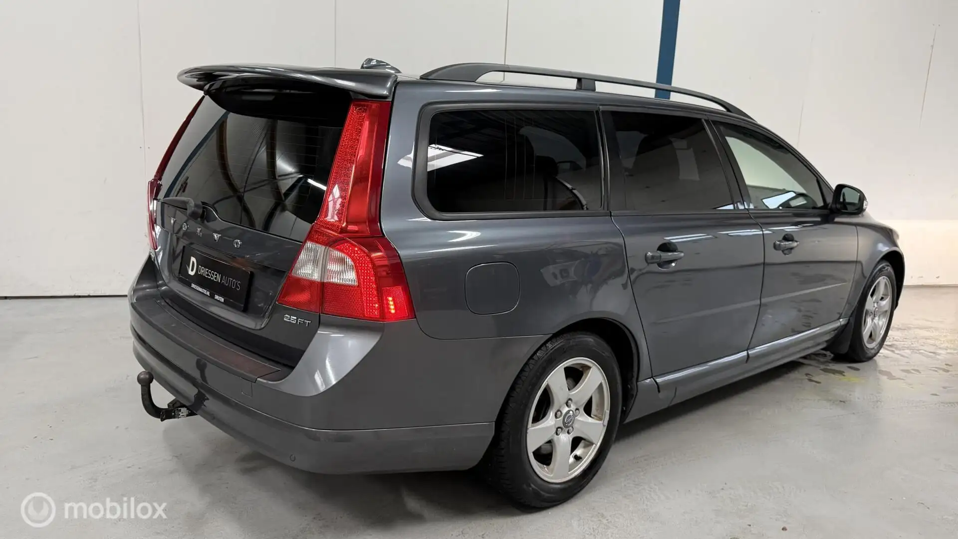 Volvo V70 2.5FT Momentum AUTOMAAT / YOUNGTIMER Grijs - 2