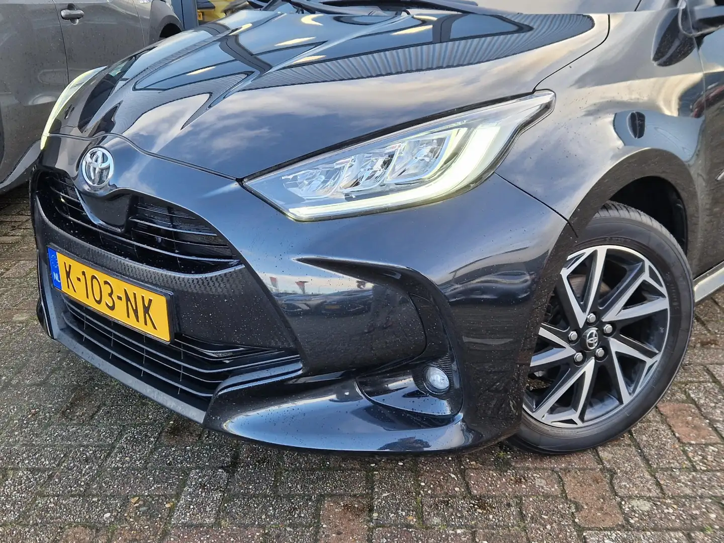 Toyota Yaris 1.5 VVT-i Dynamic Schwarz - 2