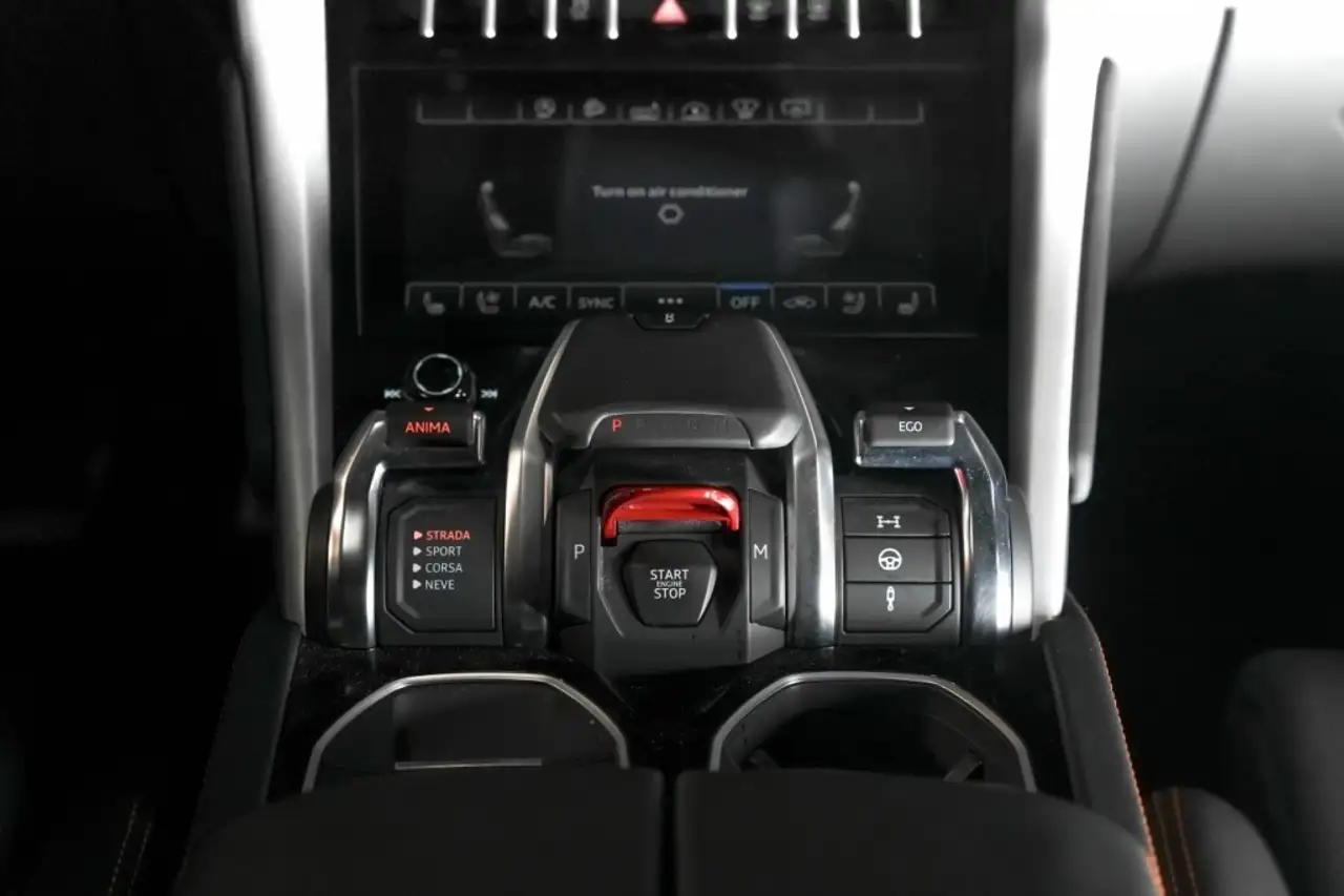 Lamborghini Urus снимка Lamborghini Urus