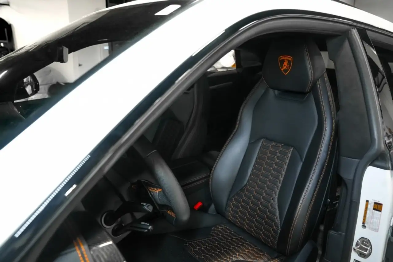 Lamborghini Urus снимка Lamborghini Urus