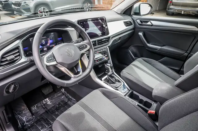 Volkswagen T-Roc view 9