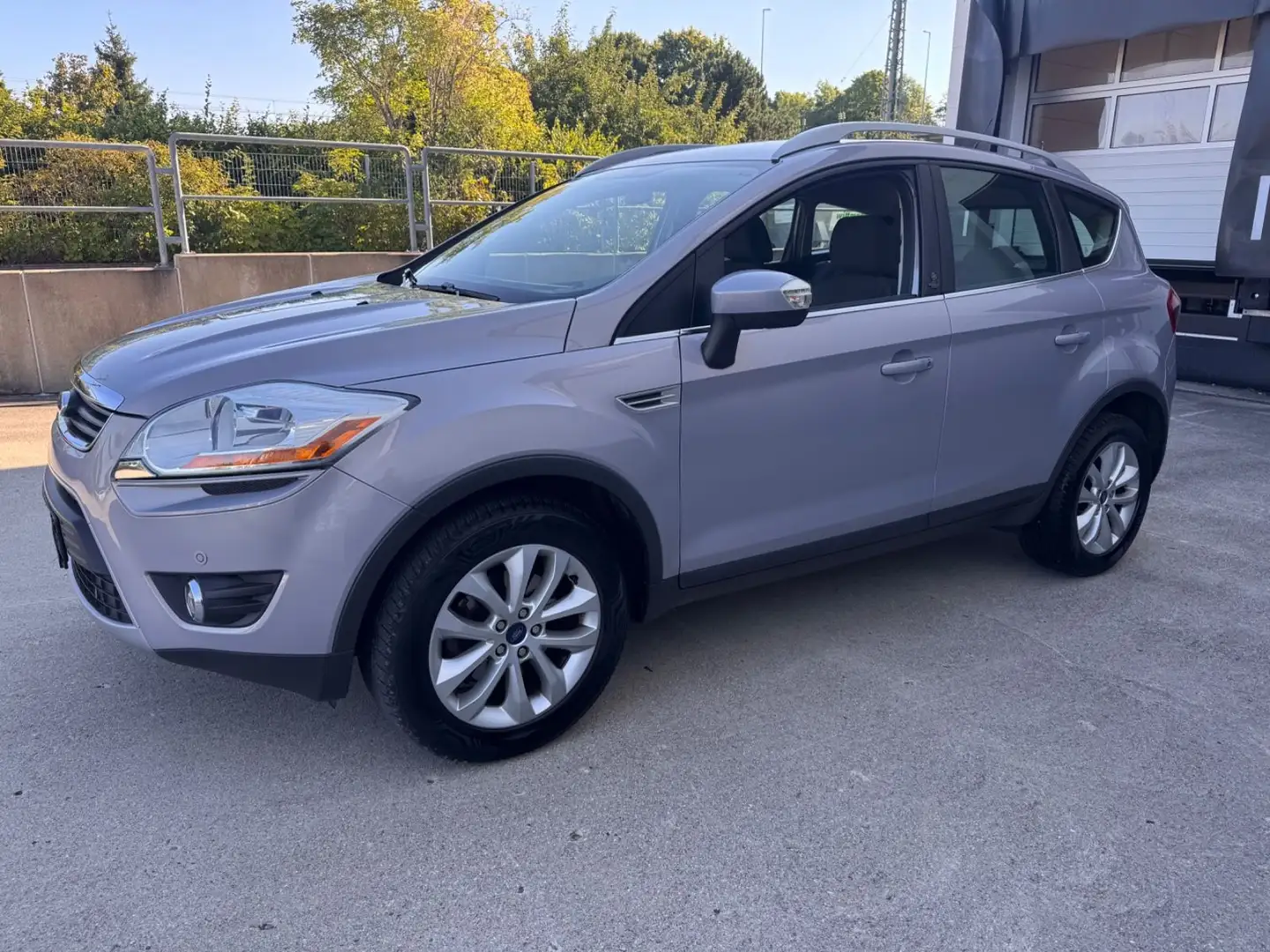 Ford Kuga 2,0TDCI 4x4 Champions Edition NAVI ALU PDC Silber - 1