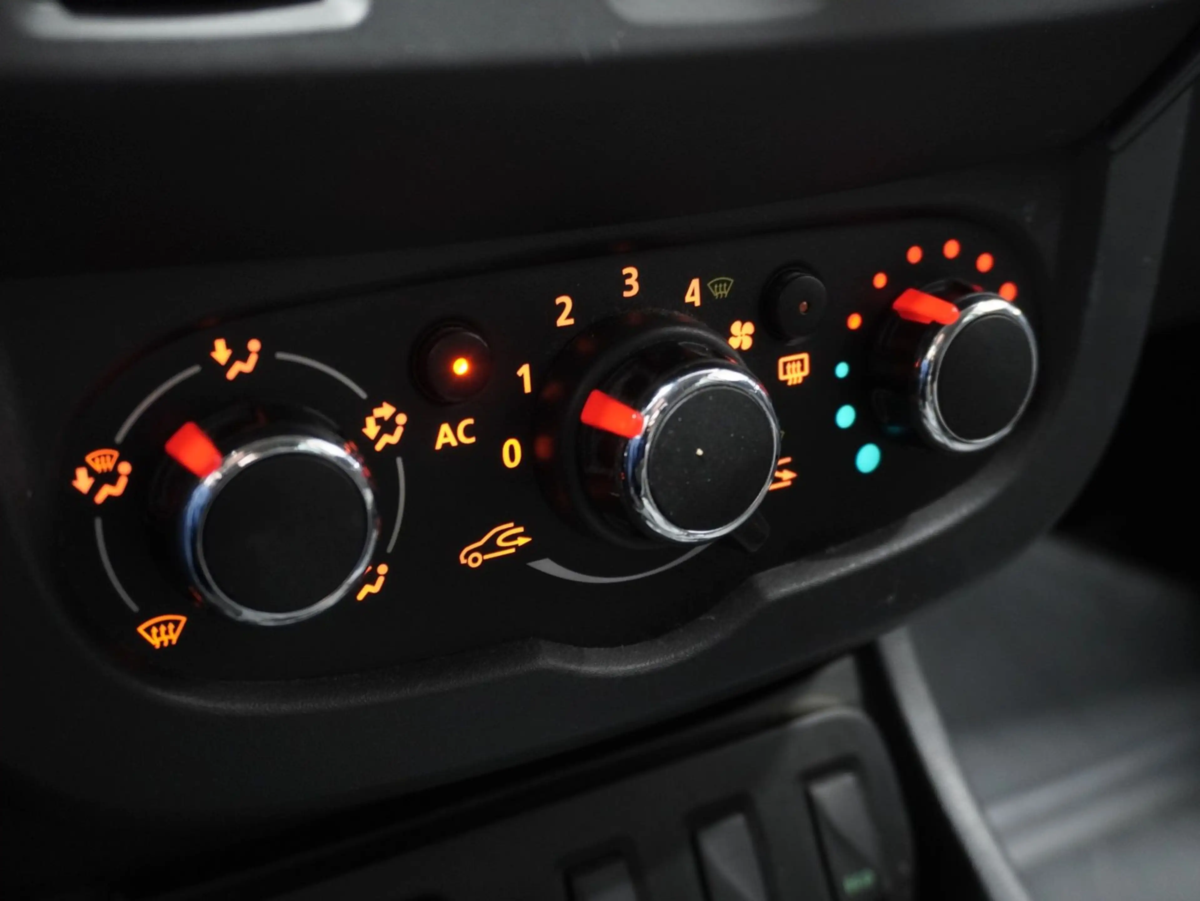 Dacia Duster I Laureate 4x2 | PDC | KLIMA | 1. Hand — photo 13